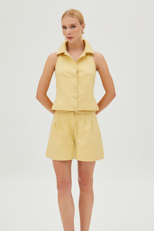 SHORTS CINTURA ALTA COM PREGAS FRONTAL AMPLO E  ESTRUTURADO AMARELO MANTEIGA