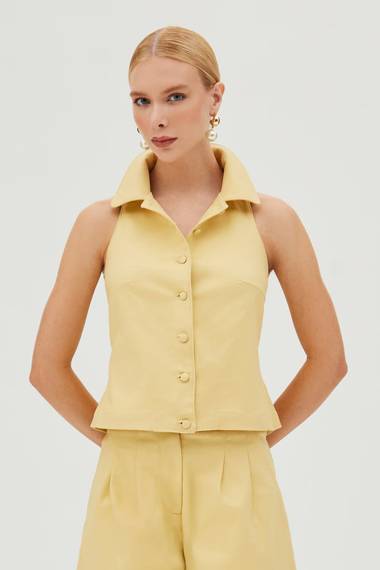 BLUSA SEM MANGA COM BOTOES FRONTAL E FIVELA COSTAS AMARELO MANTEIGA