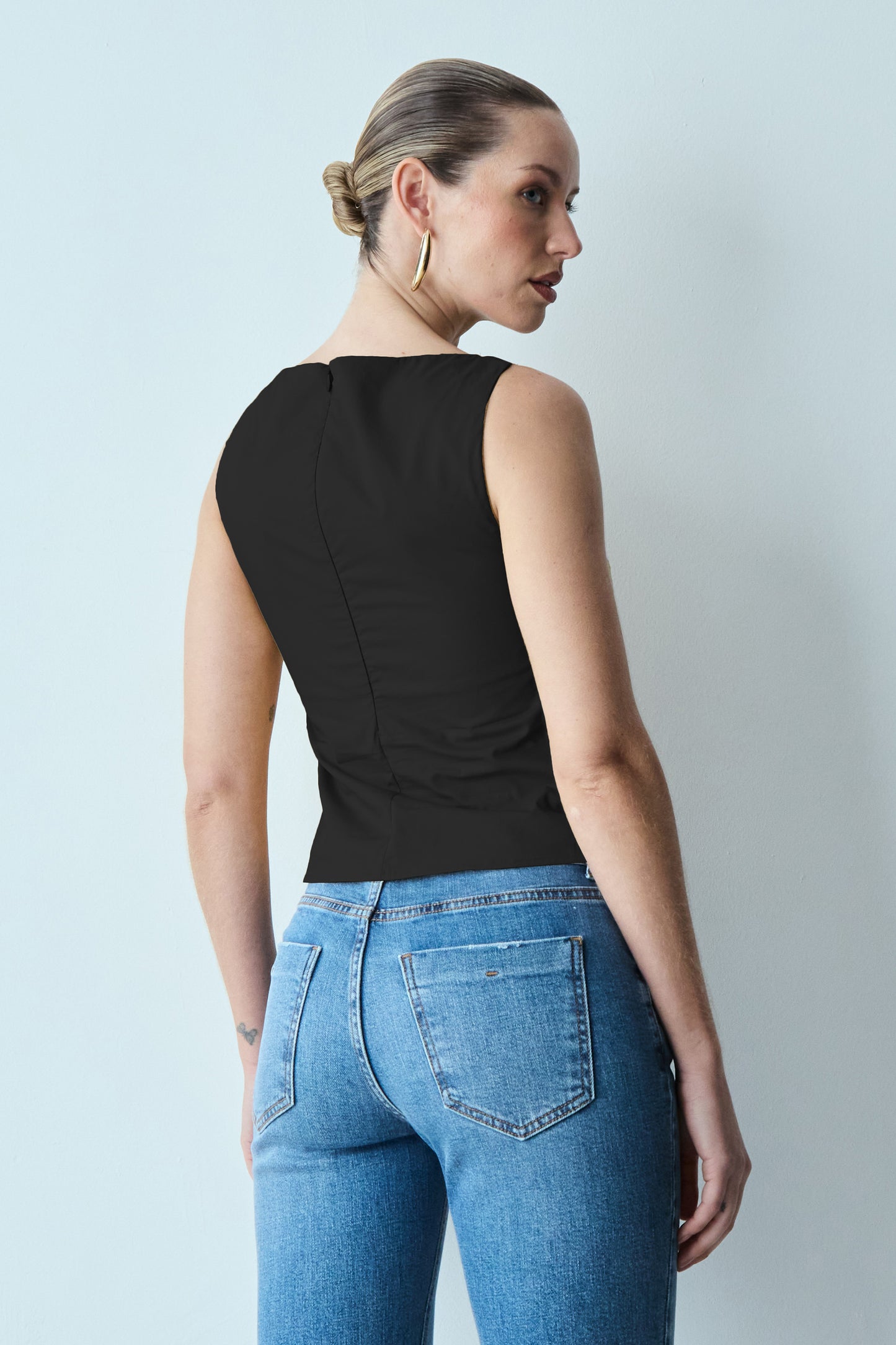 BLUSA SEM MANGA COM PREGAS FRONTAIS PRETO