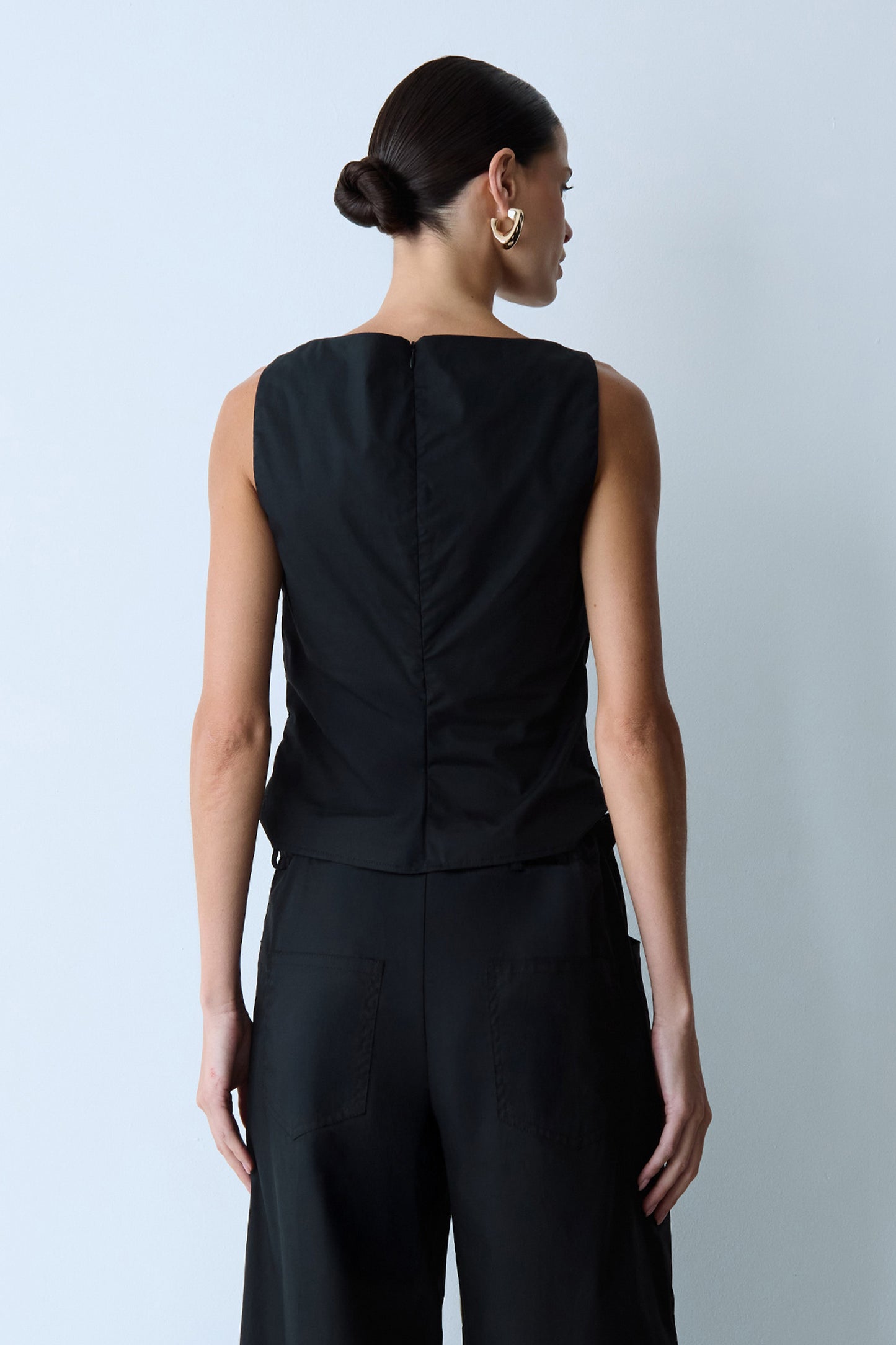 BLUSA SEM MANGA COM PREGAS FRONTAIS PRETO