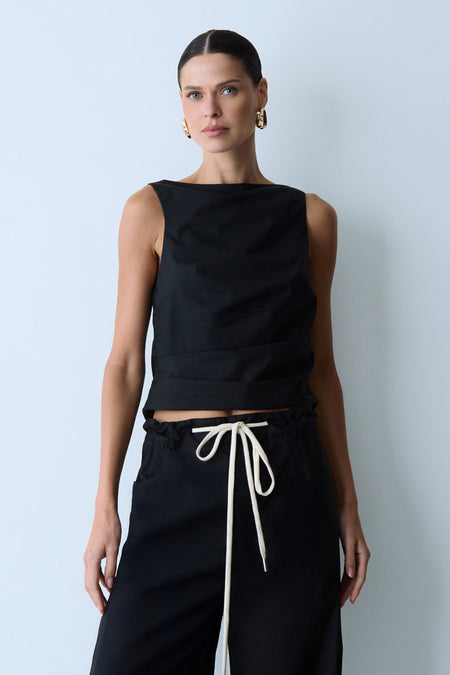 BLUSA SEM MANGA COM PREGAS FRONTAIS PRETO