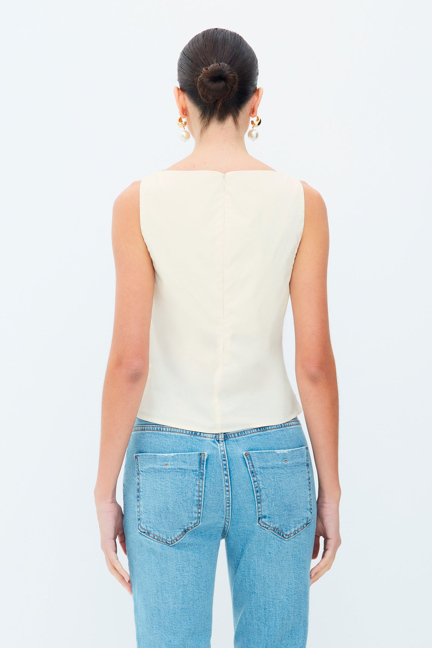 BLUSA SEM MANGA COM PREGAS FRONTAIS CREME