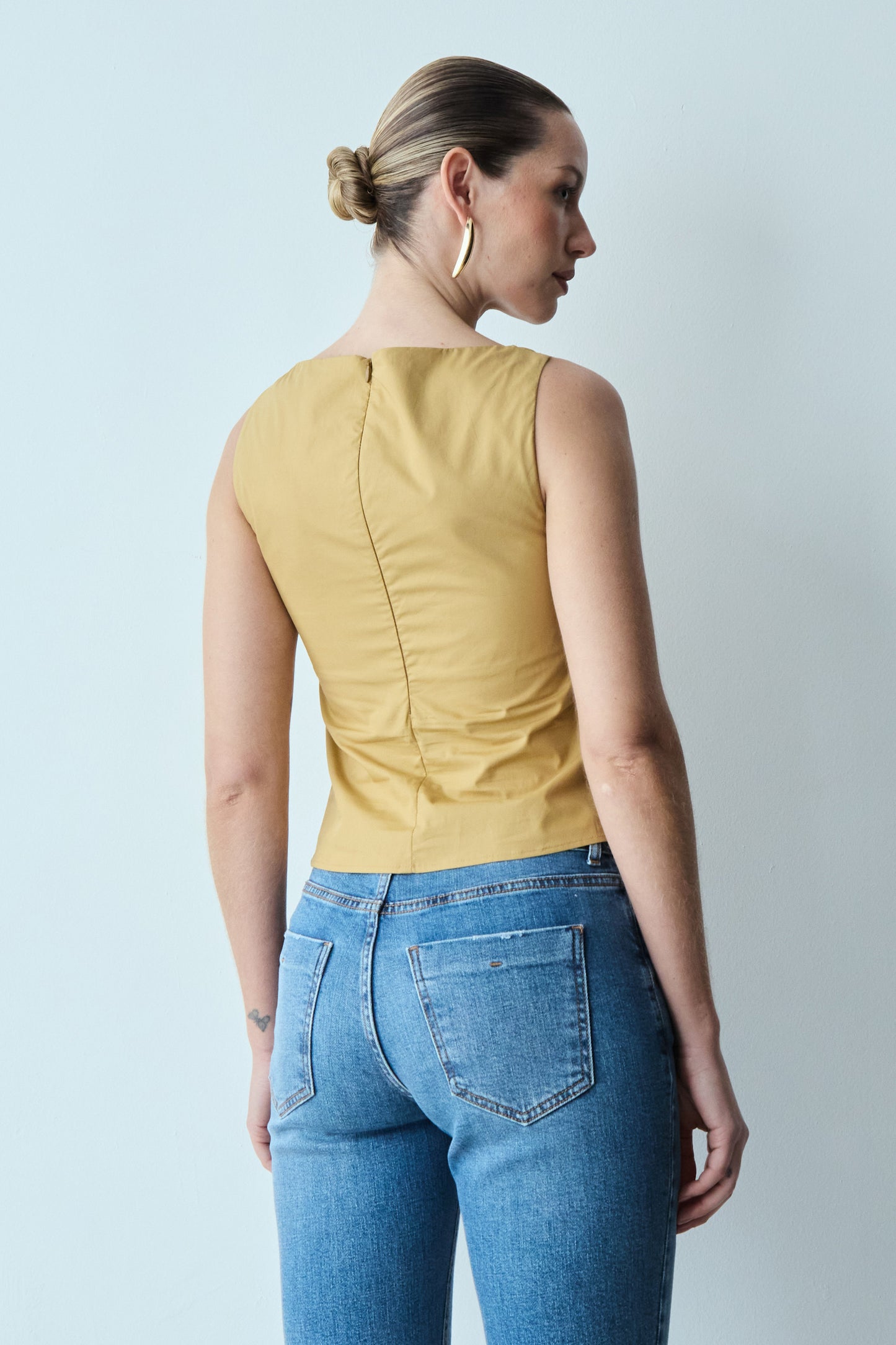 BLUSA SEM MANGA COM PREGAS FRONTAIS KAKI