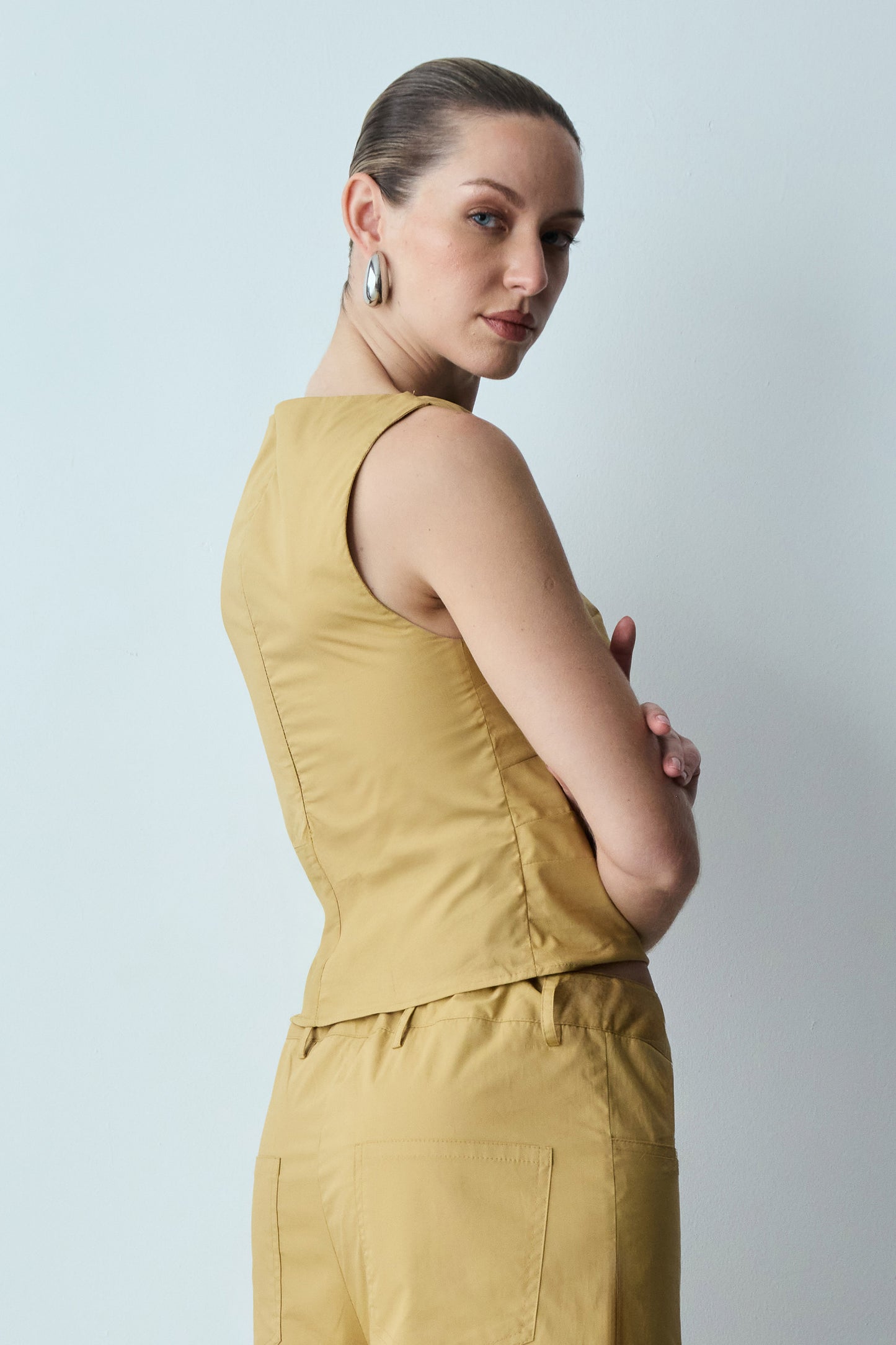 BLUSA SEM MANGA COM PREGAS FRONTAIS KAKI