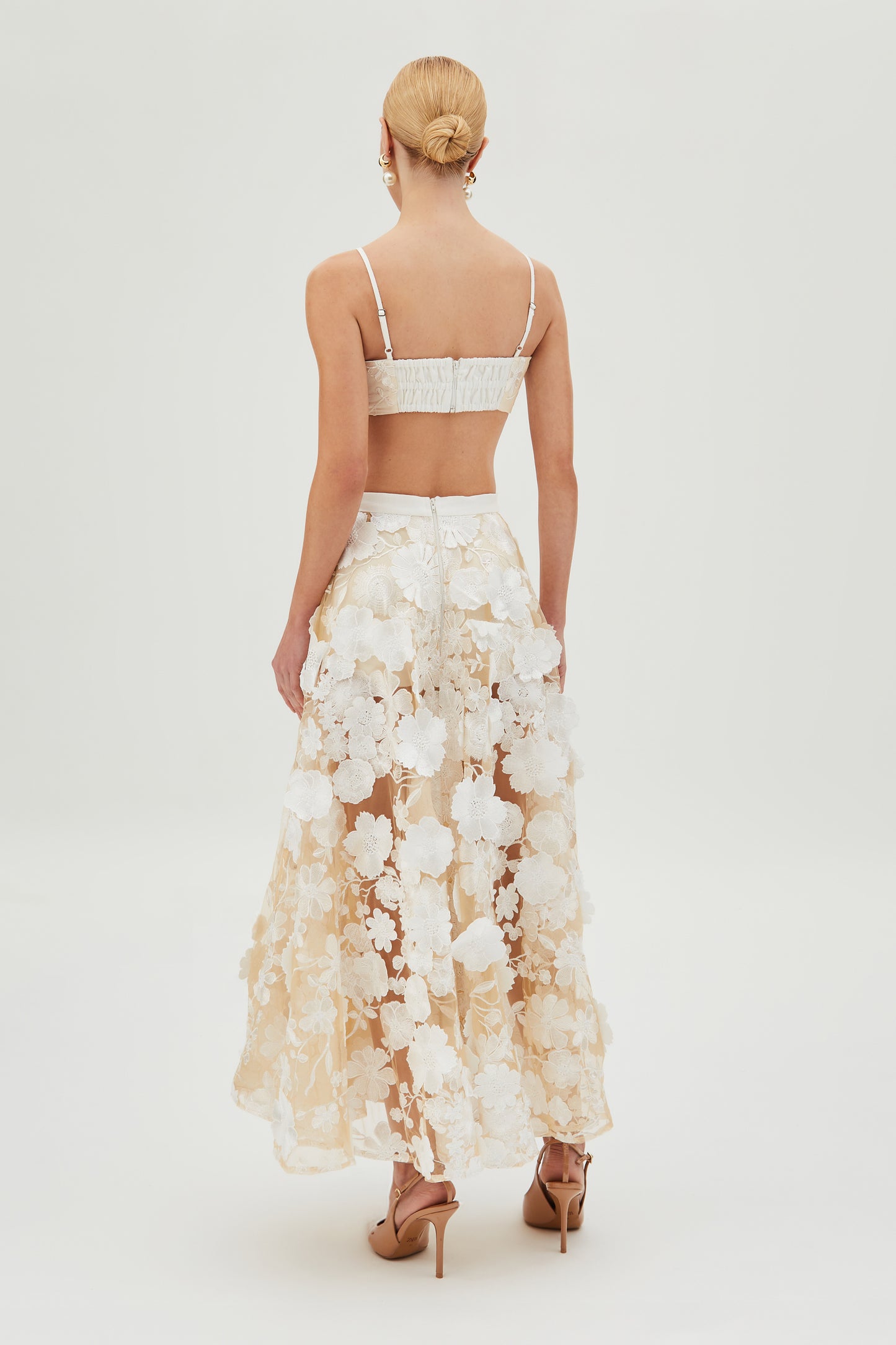 SAIA MIDI EM TULE BORDADO COM COS MEDIO BRANCO