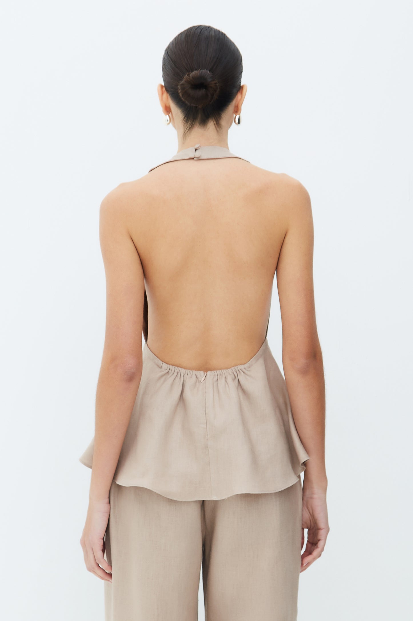 BLUSA FRENTE UNICA COM BARRA AMPLA AMARRACAO FRENTE MARROM CLARO