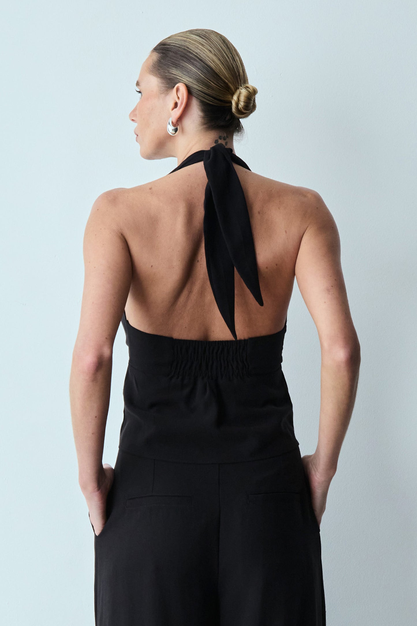 BLUSA FRENTE UNICA AMARRACAO PESCOCO E BOTOES FRONTAL PRETO