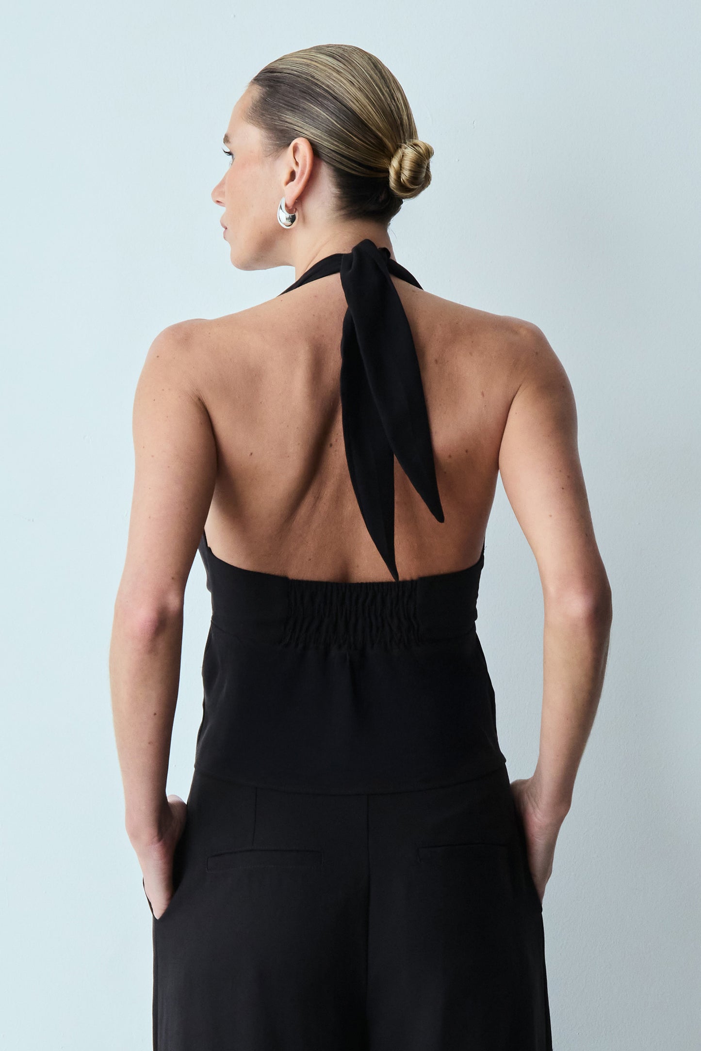 BLUSA FRENTE UNICA AMARRACAO PESCOCO E BOTOES FRONTAL PRETO
