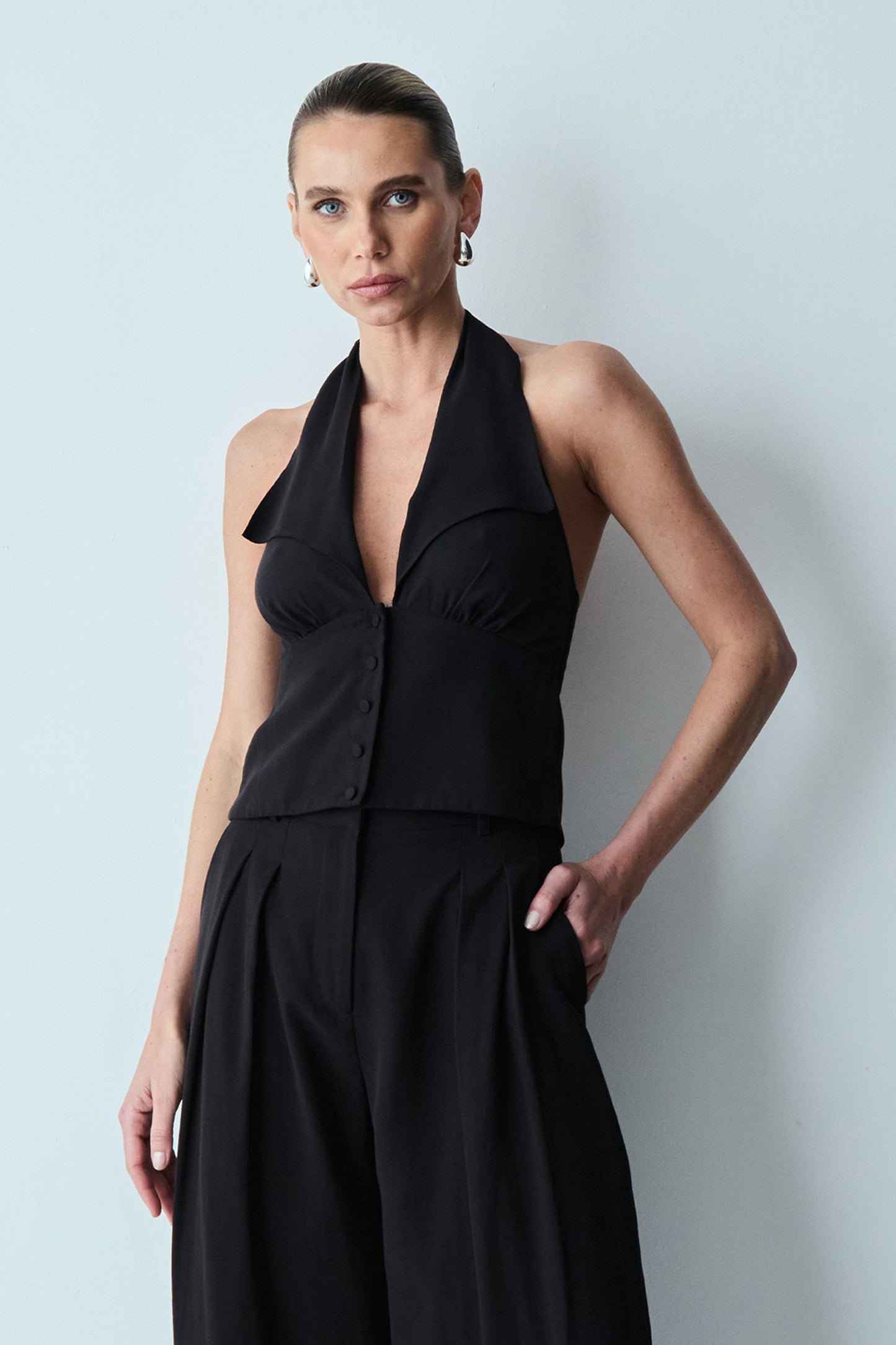 BLUSA FRENTE UNICA AMARRACAO PESCOCO E BOTOES FRONTAL PRETO