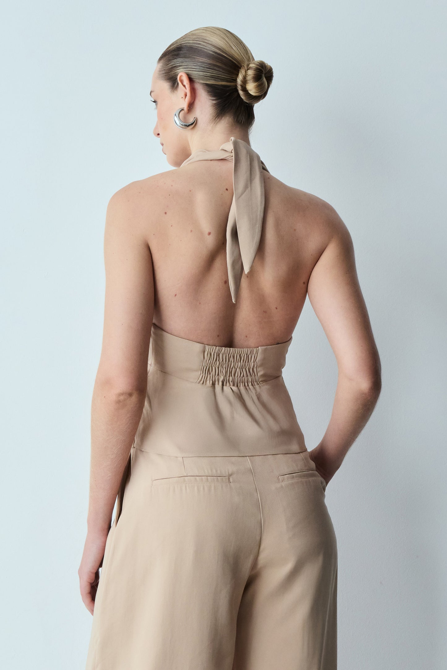 BLUSA FRENTE UNICA AMARRACAO PESCOCO E BOTOES FRONTAL KAKI CLARO