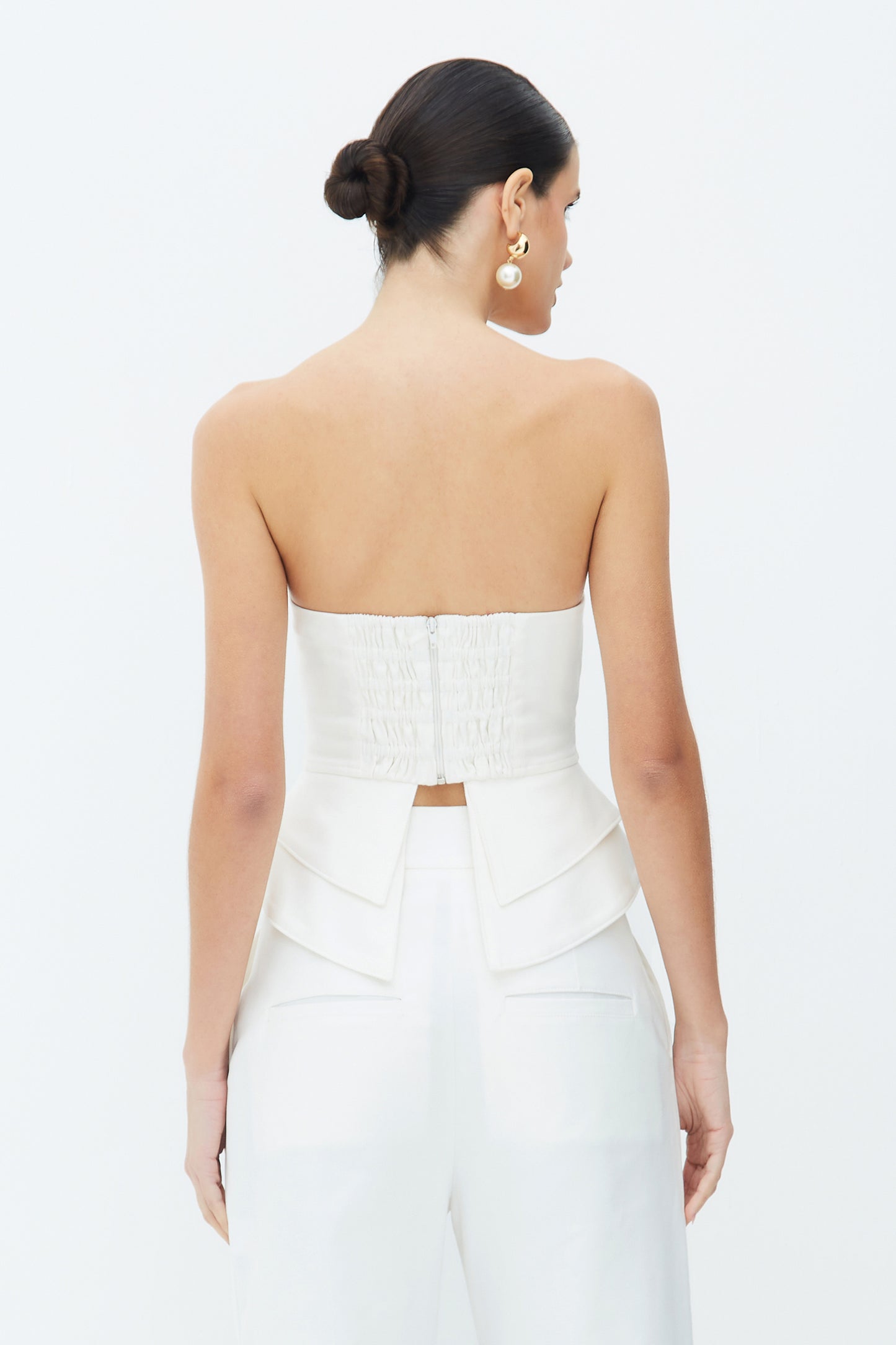 CROPPED TOMARA QUE CAIA ESTRUTURADO RECORTE BUSTO E BARRA OFF WHITE