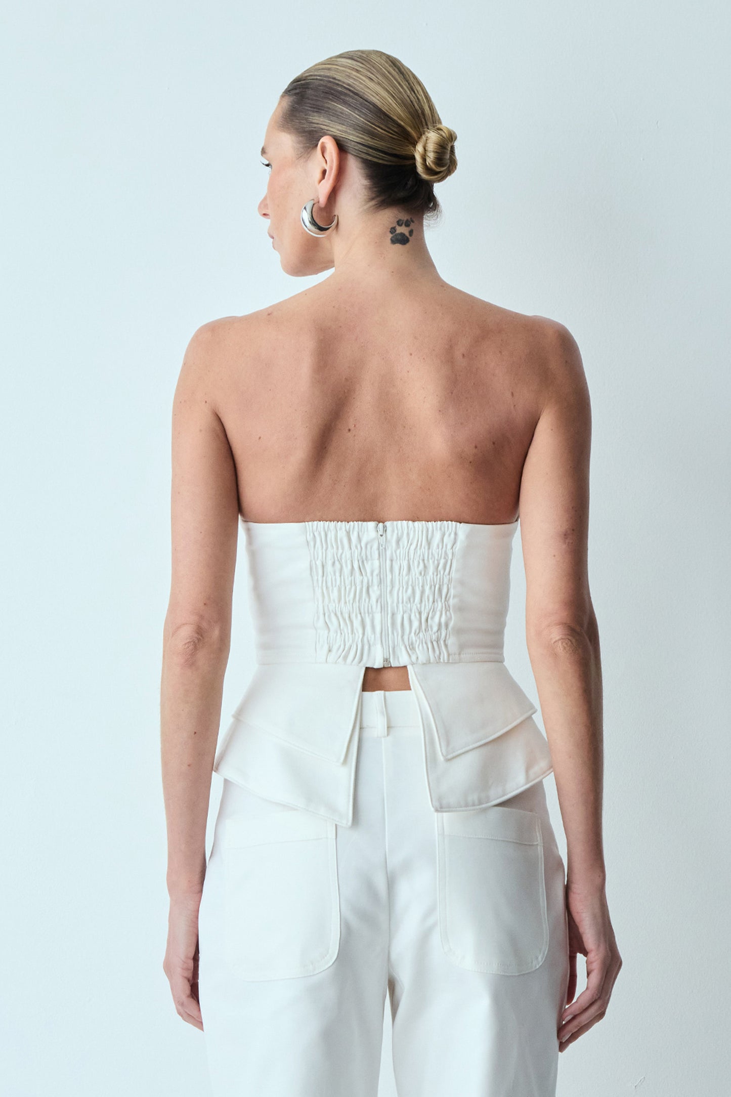 CROPPED TOMARA QUE CAIA ESTRUTURADO RECORTE BUSTO E BARRA OFF WHITE