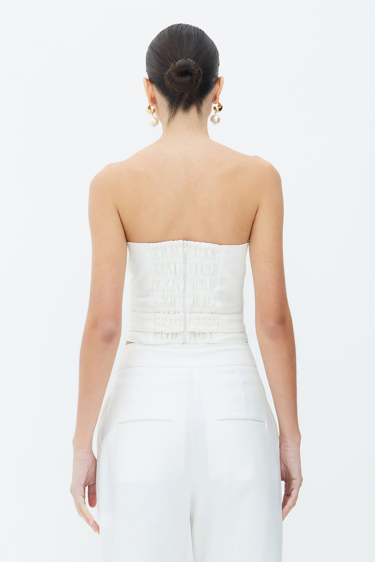 CROPPED TOMARA QUE CAIA ESTRUTURADO DECOTE E BARRA ASSIMETRICA OFF WHITE