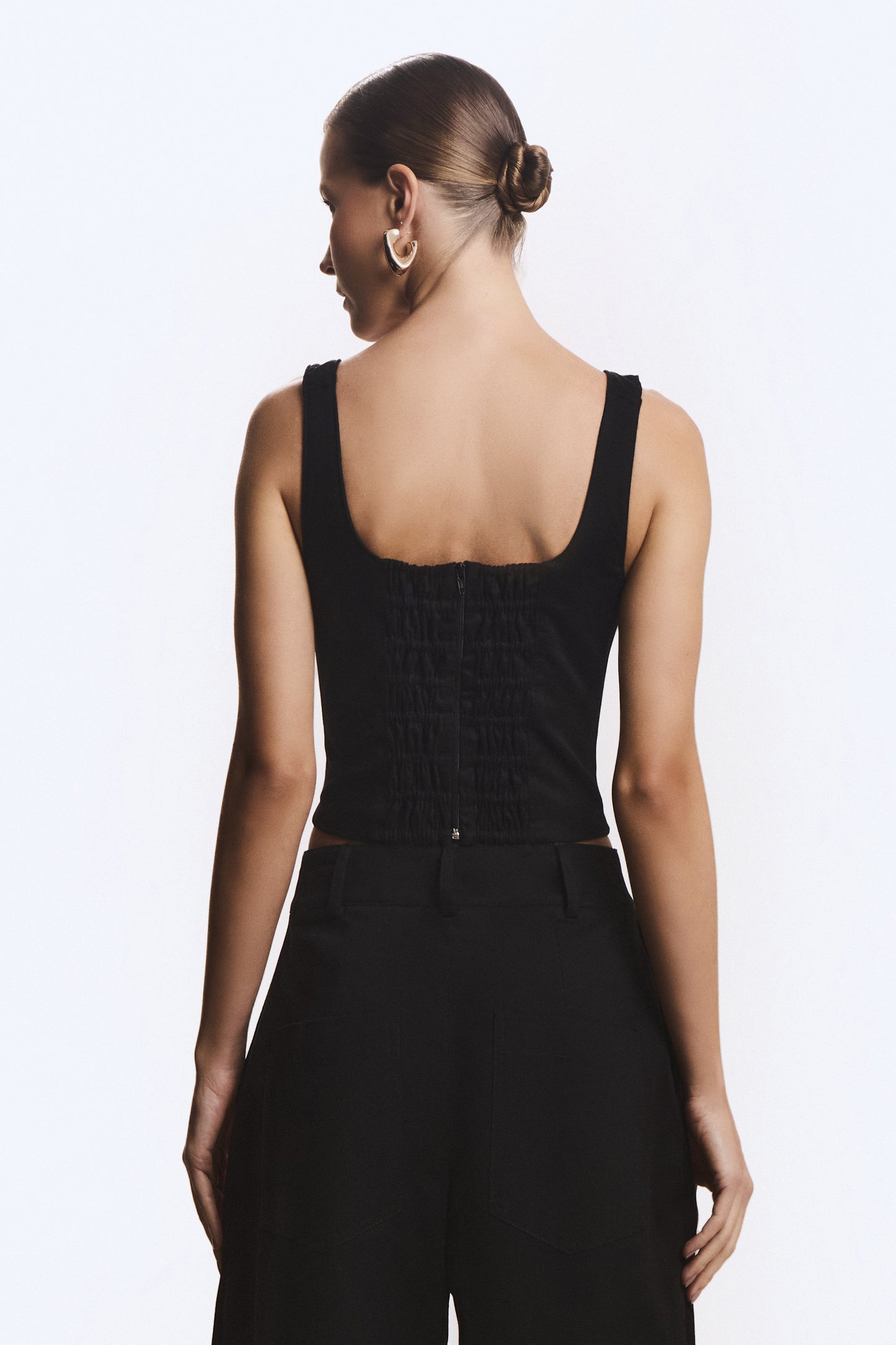 BLUSA DE ALCA RECORTE BUSTO E PESPONTOS FRONTAL PRETO