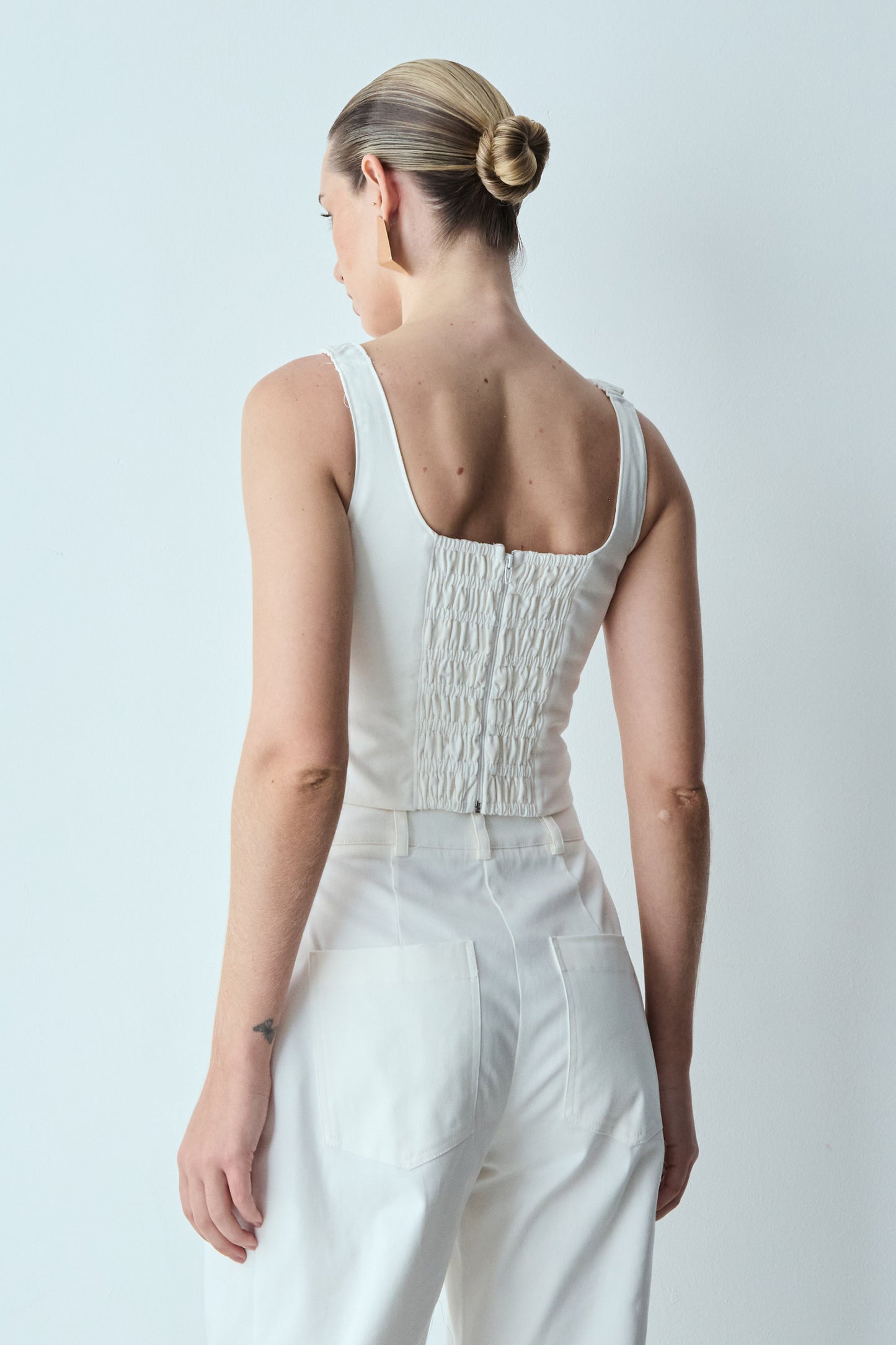 BLUSA DE ALCA RECORTE BUSTO E PESPONTOS FRONTAL OFF WHITE