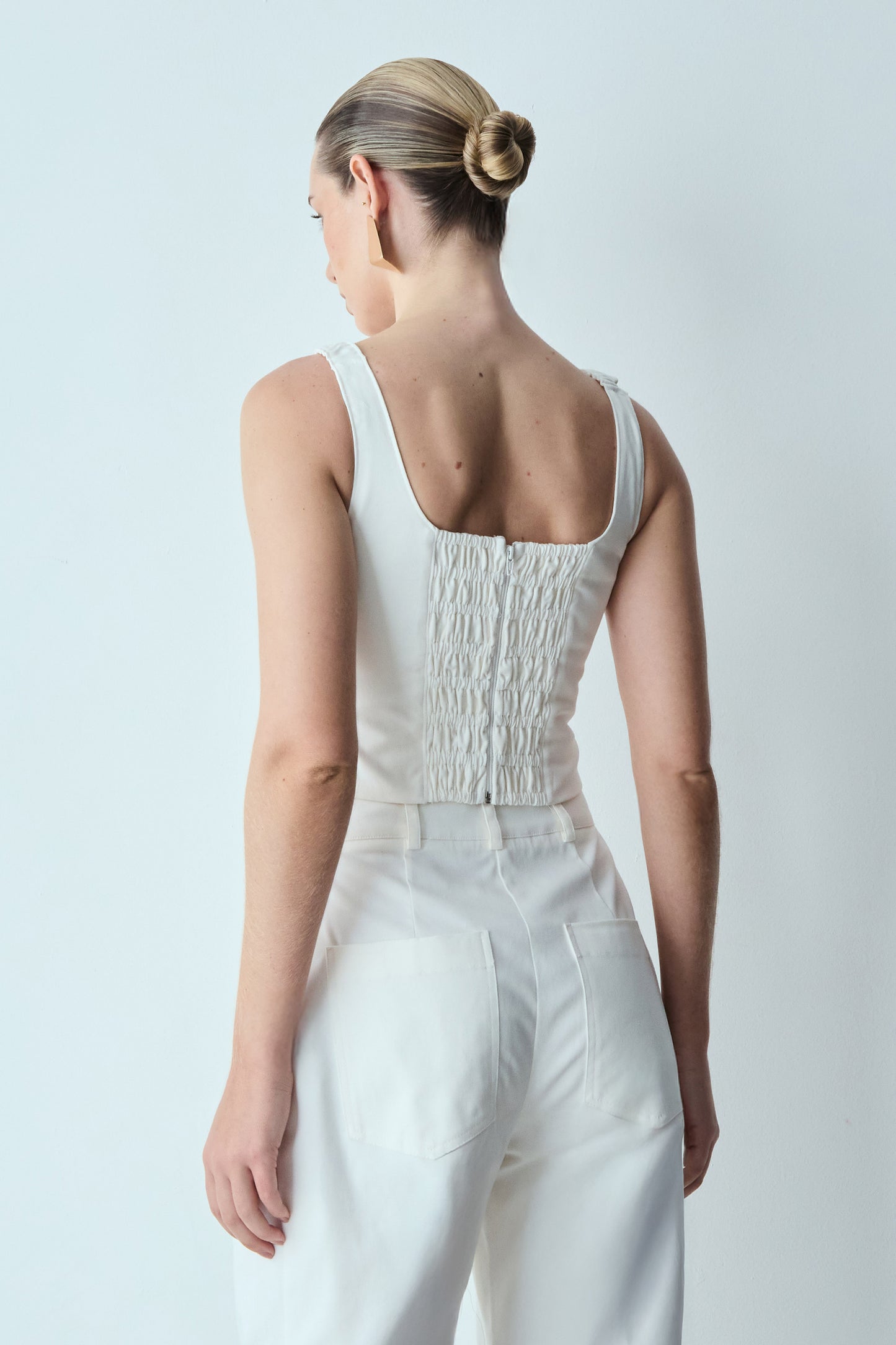 BLUSA DE ALCA RECORTE BUSTO E PESPONTOS FRONTAL OFF WHITE