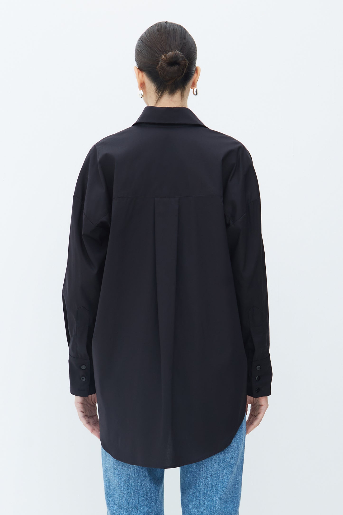 CAMISA MANGA COMPRIDA OVERSIZED E BARRA FRALDADA PRETO