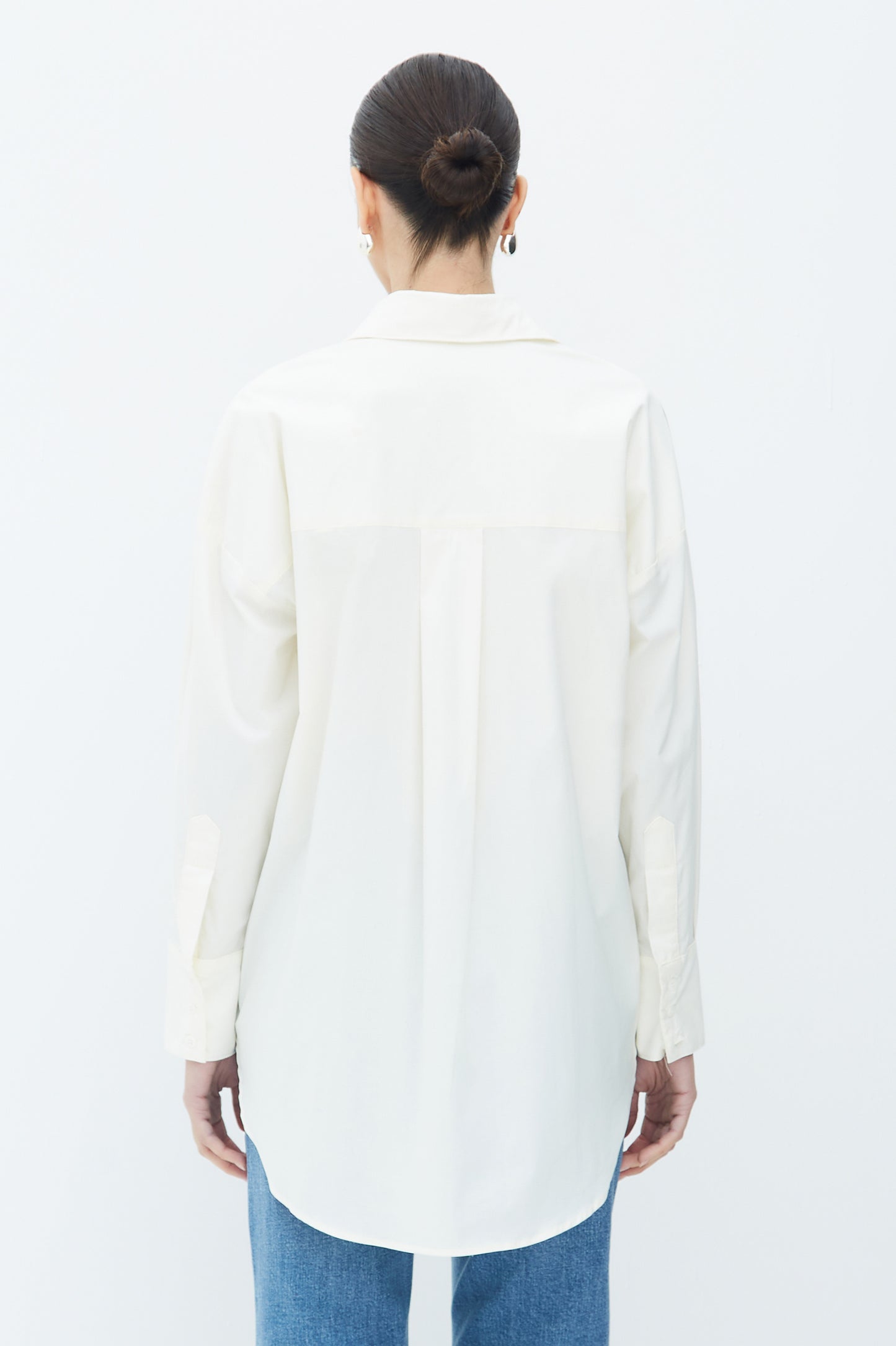 CAMISA MANGA COMPRIDA OVERSIZED E BARRA FRALDADA OFF WHITE