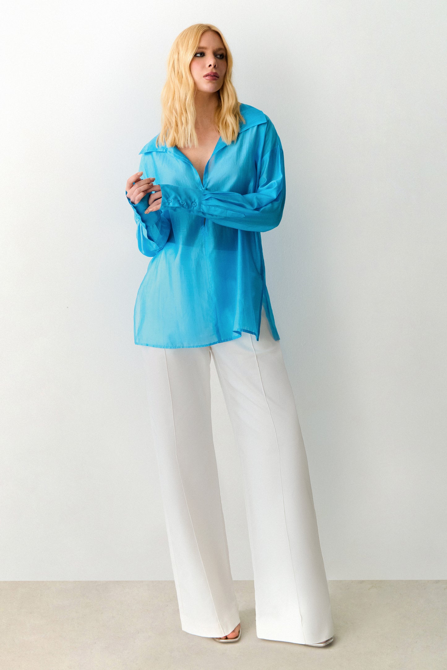 CAMISA MANGA COMPRIDA COM TRANSPARENCIA E  DECOTE V PROFUNDO AZUL OCEANO