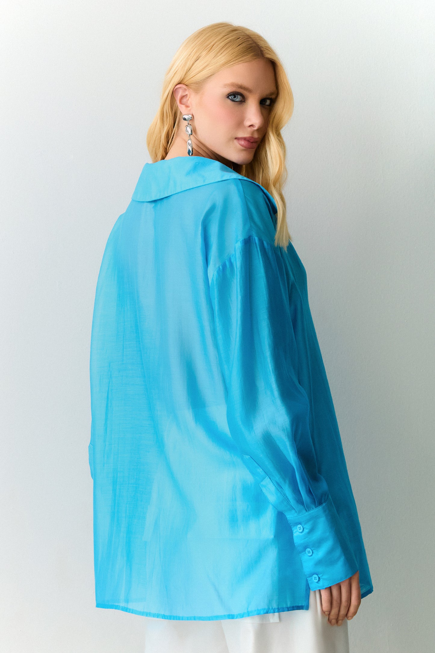 CAMISA MANGA COMPRIDA COM TRANSPARENCIA E  DECOTE V PROFUNDO AZUL OCEANO