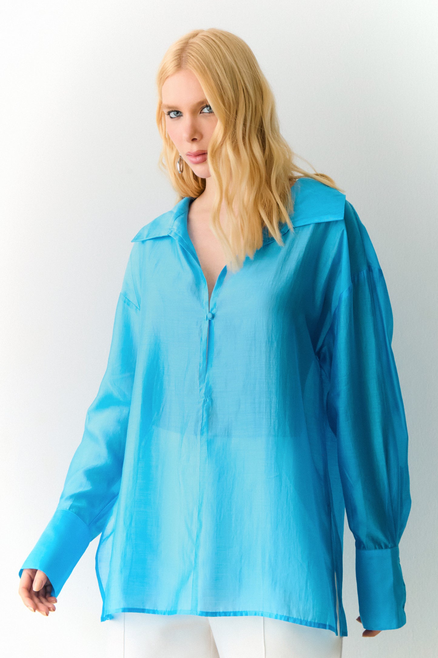 CAMISA MANGA COMPRIDA COM TRANSPARENCIA E  DECOTE V PROFUNDO AZUL OCEANO