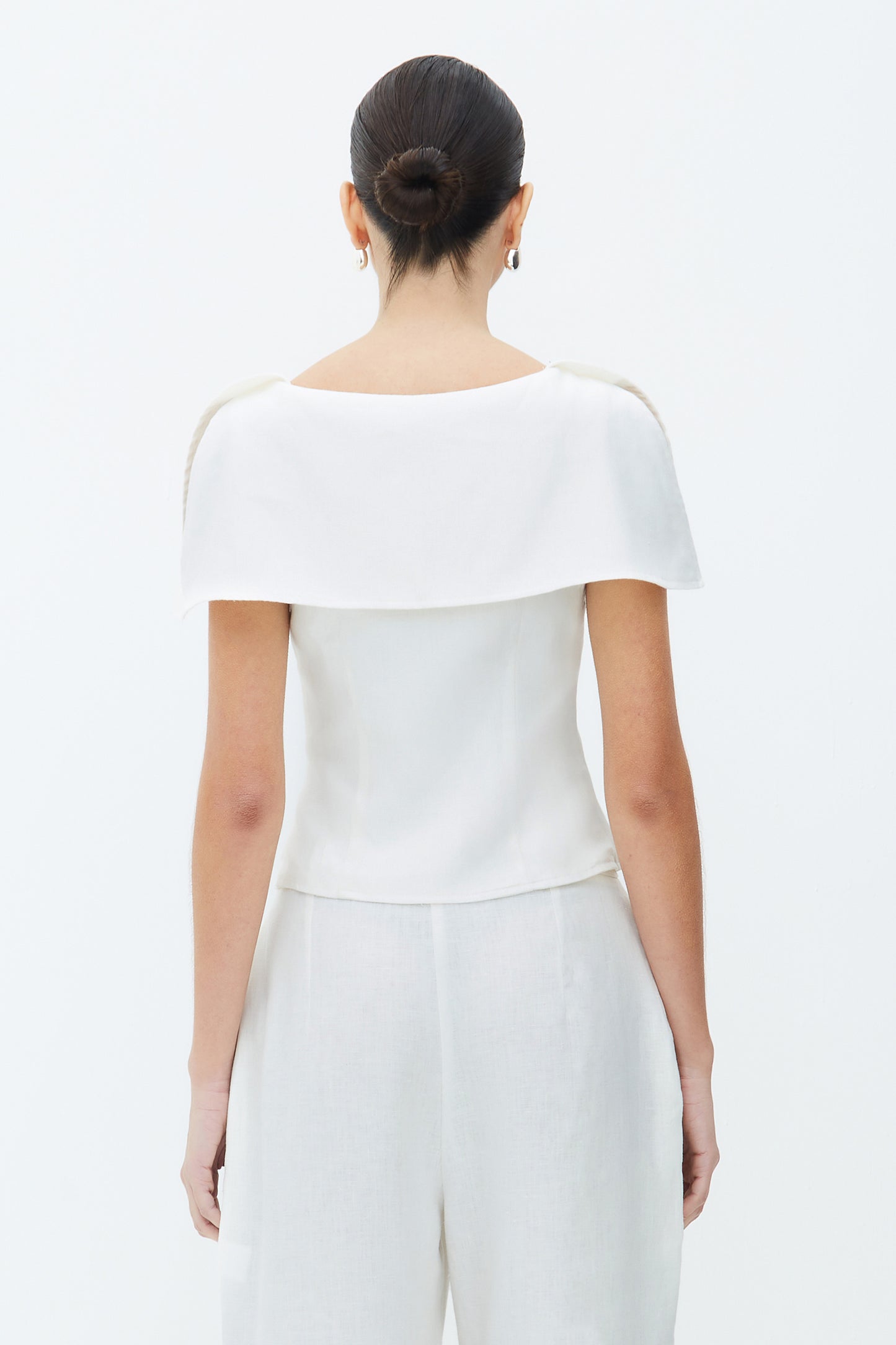BLUSA MANGA CURTA COM LAPELAS E ABERTURAS BARRA BRANCO