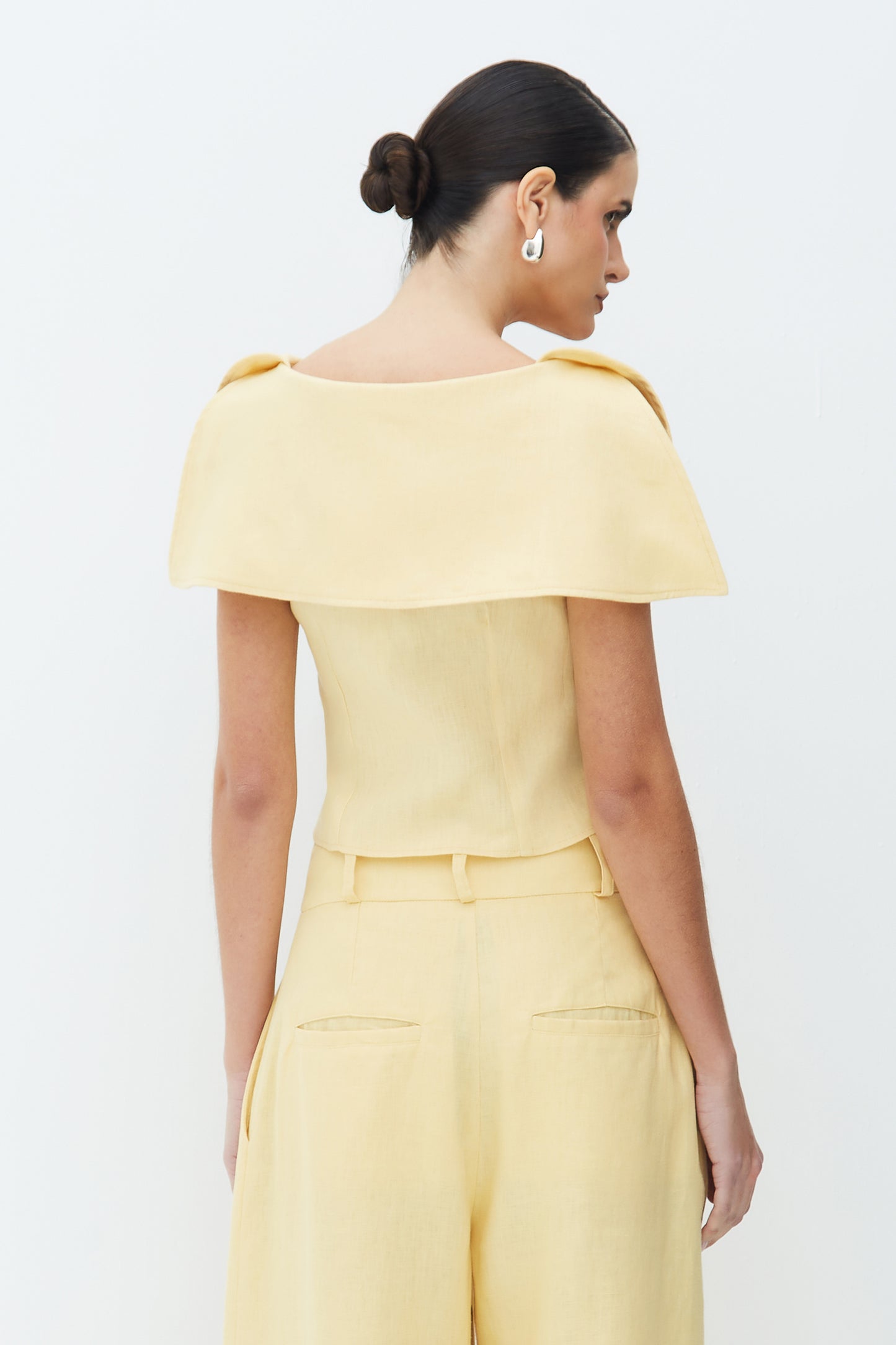 BLUSA MANGA CURTA COM LAPELAS E ABERTURAS BARRA AMARELO MANTEIGA