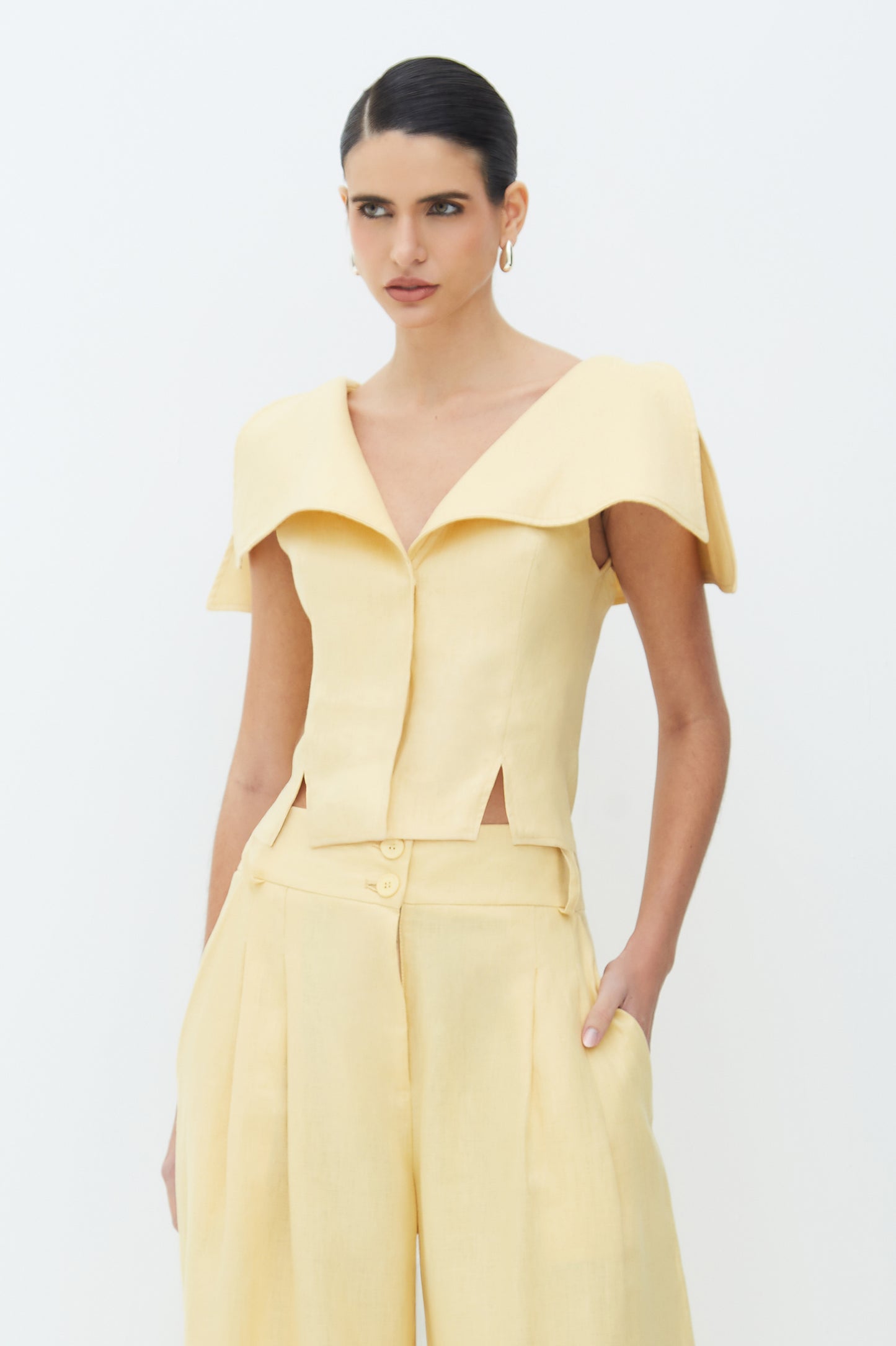 BLUSA MANGA CURTA COM LAPELAS E ABERTURAS BARRA AMARELO MANTEIGA