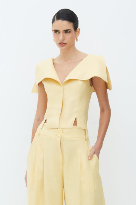 BLUSA MANGA CURTA COM LAPELAS E ABERTURAS BARRA AMARELO MANTEIGA