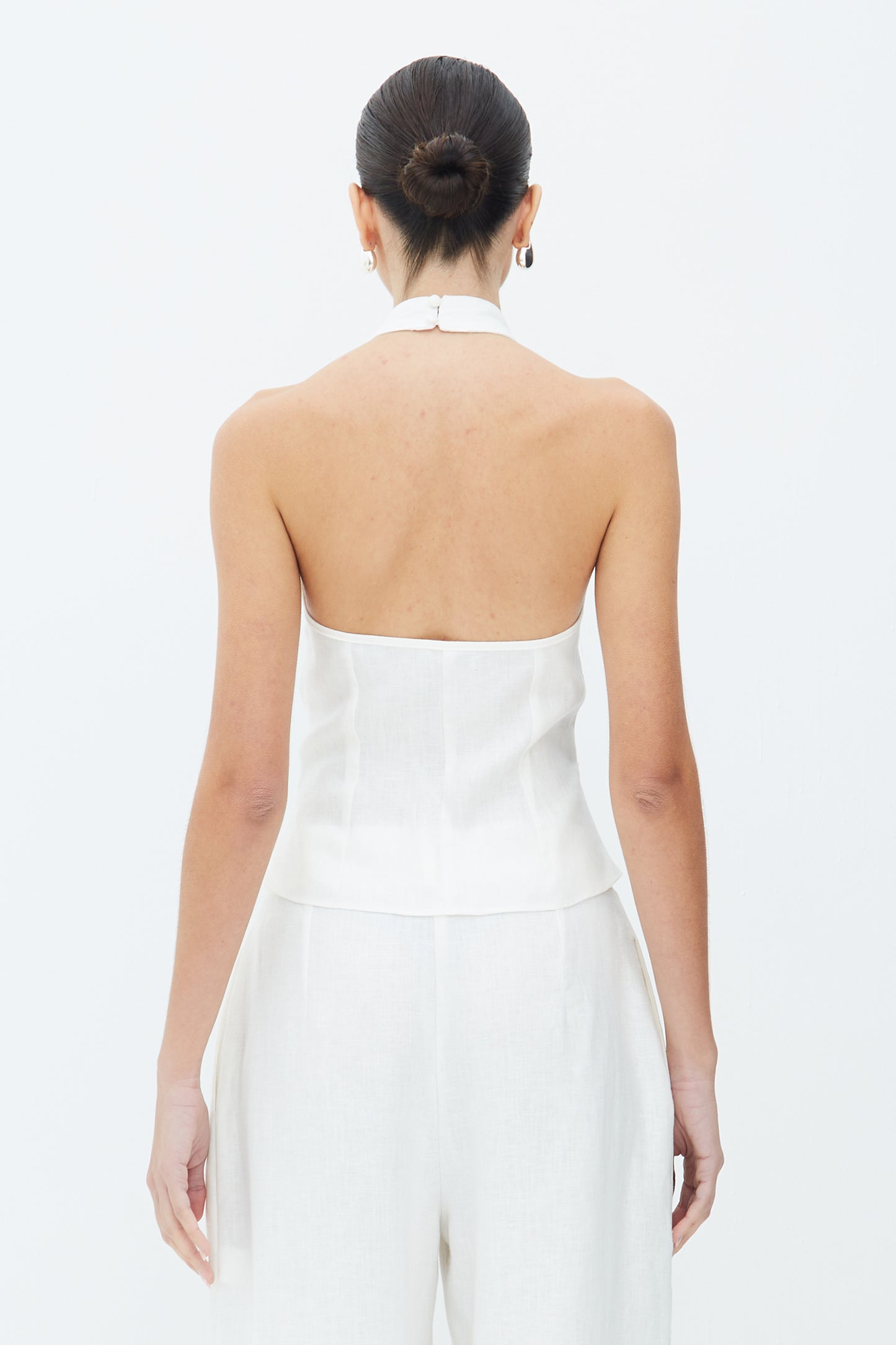 BLUSA FRENTE UNICA COM PREGAS E AMARRACAO FRENTE BRANCO
