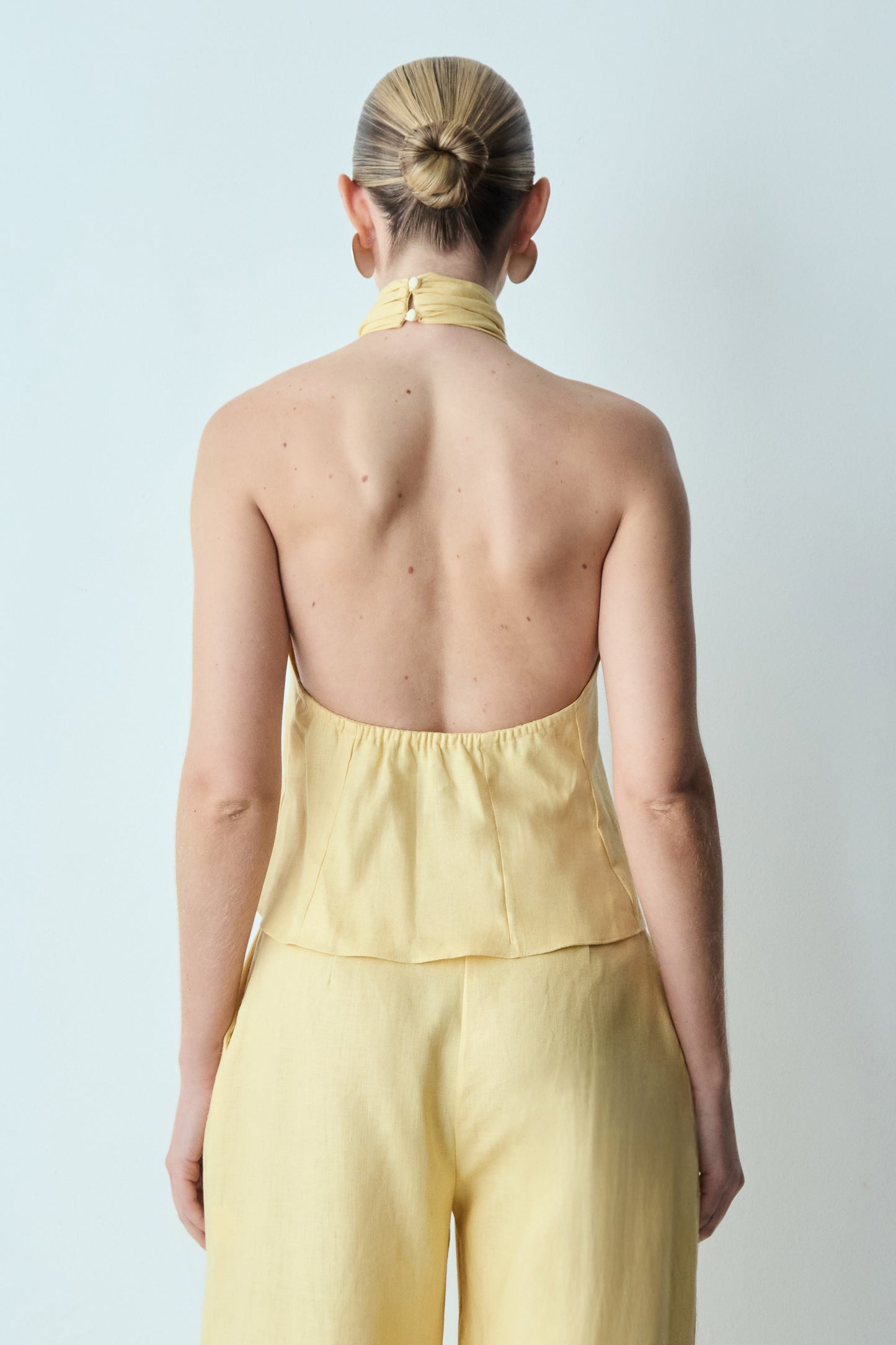 BLUSA TORÇÃO HALTER EM LINHO AMARELO MANTEIGA
