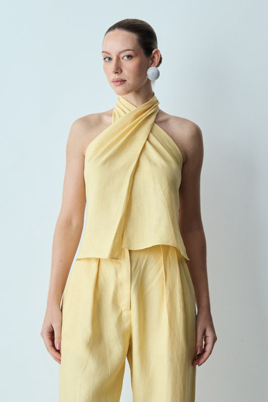BLUSA TORÇÃO HALTER EM LINHO AMARELO MANTEIGA