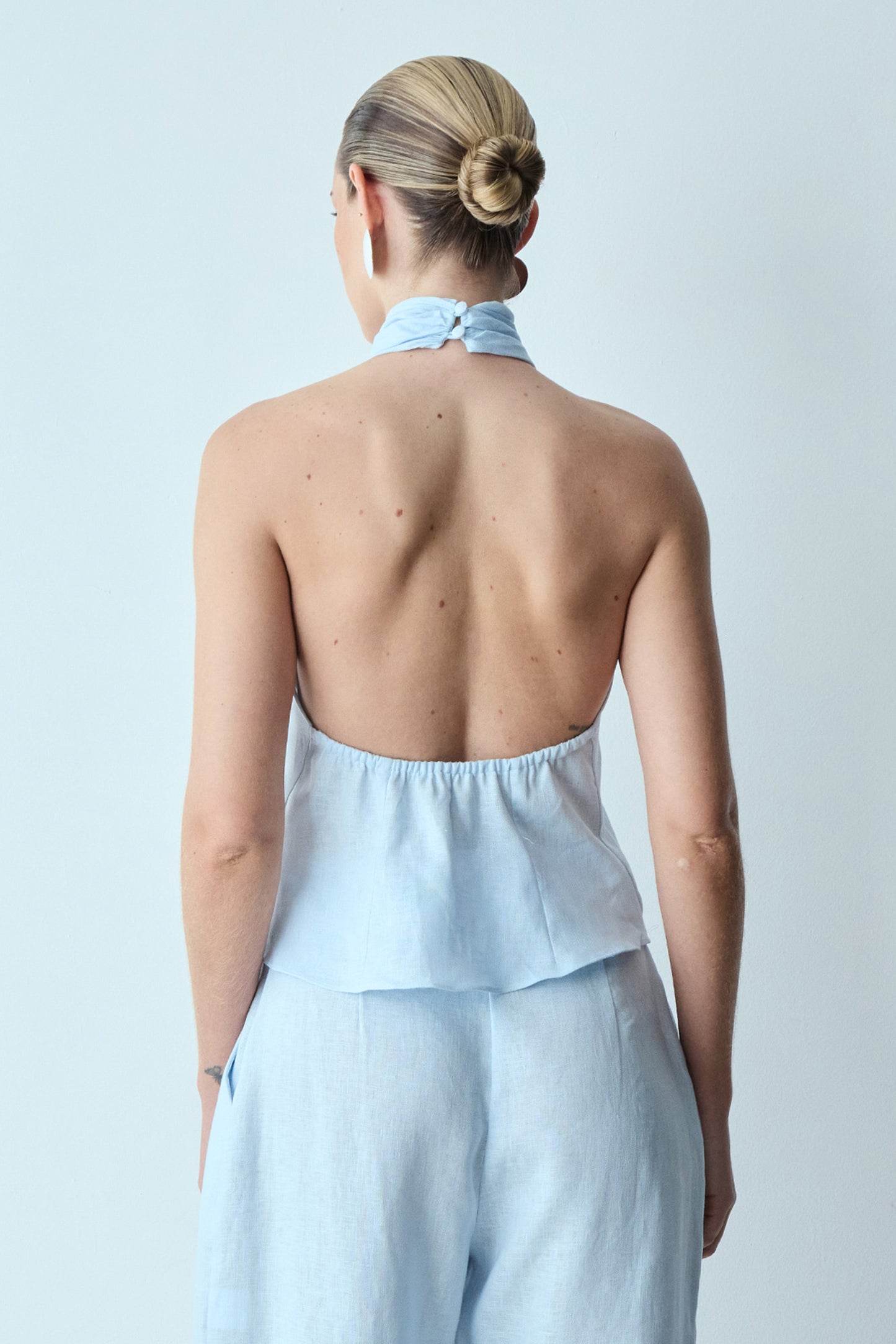 BLUSA TORÇÃO HALTER EM LINHO AZUL POLAR