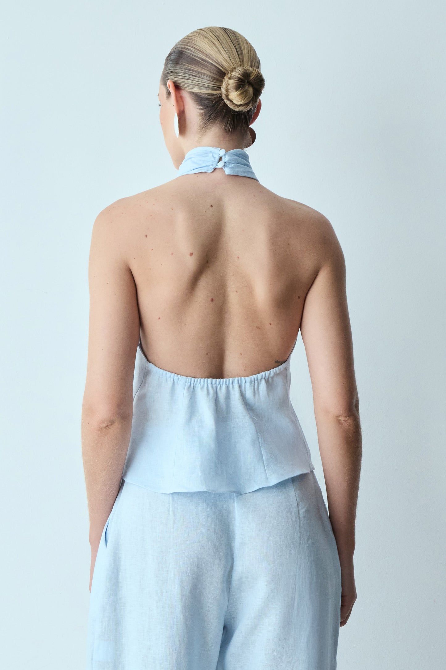 BLUSA TORÇÃO HALTER EM LINHO AZUL POLAR