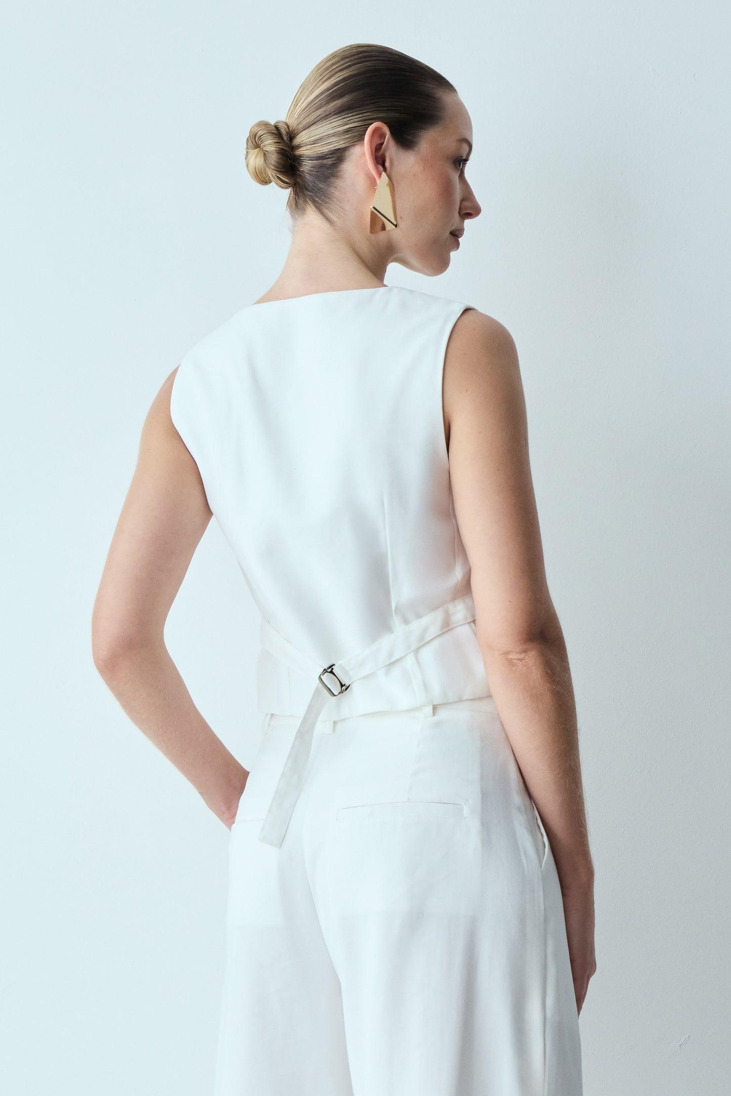 COLETE COM RECORTE BARRA E FIVELA COSTAS OFF WHITE