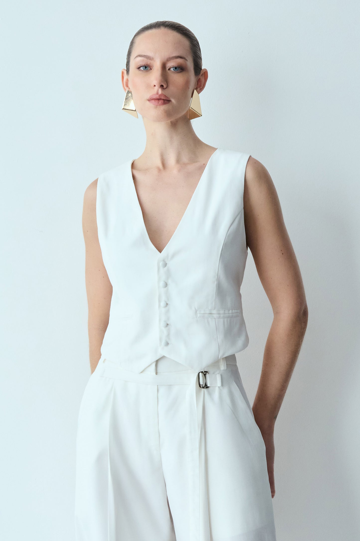 COLETE COM RECORTE BARRA E FIVELA COSTAS OFF WHITE