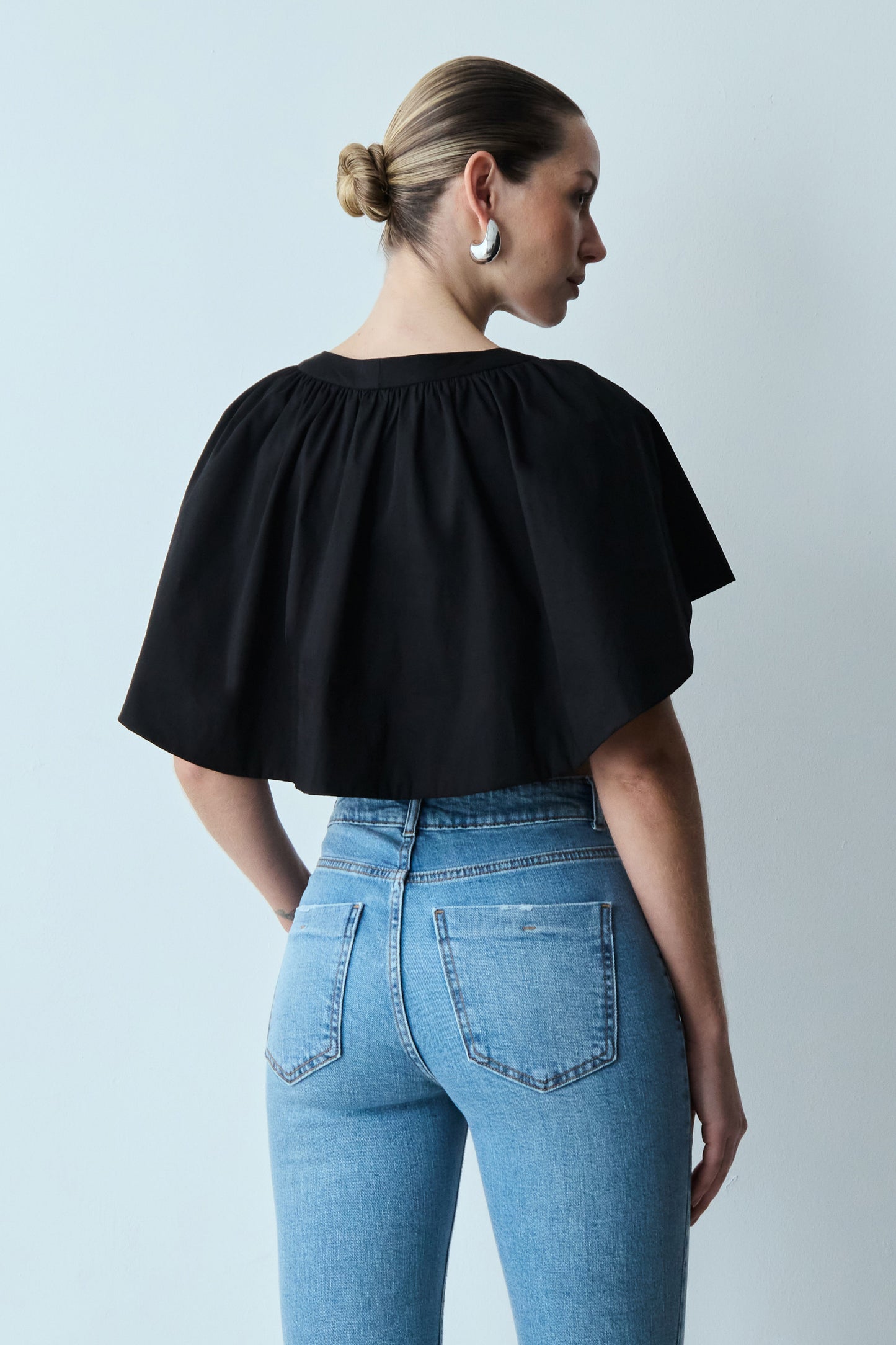 BLUSA MANGA CURTA COM SOBREPOSICAO E EFEITO BUFANTE PRETO