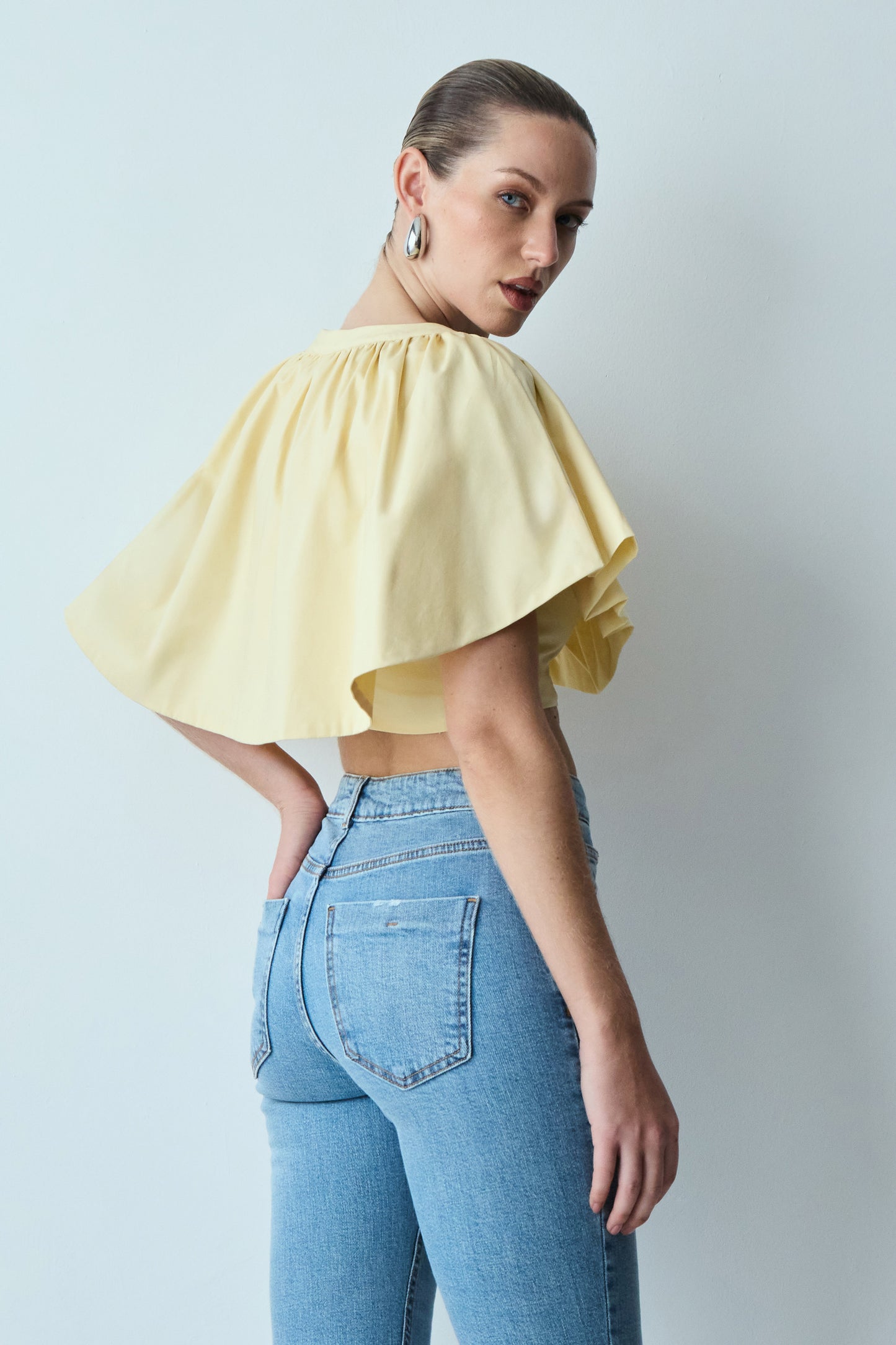 BLUSA MANGA CURTA COM SOBREPOSICAO E EFEITO BUFANTE AMARELO MANTEIGA