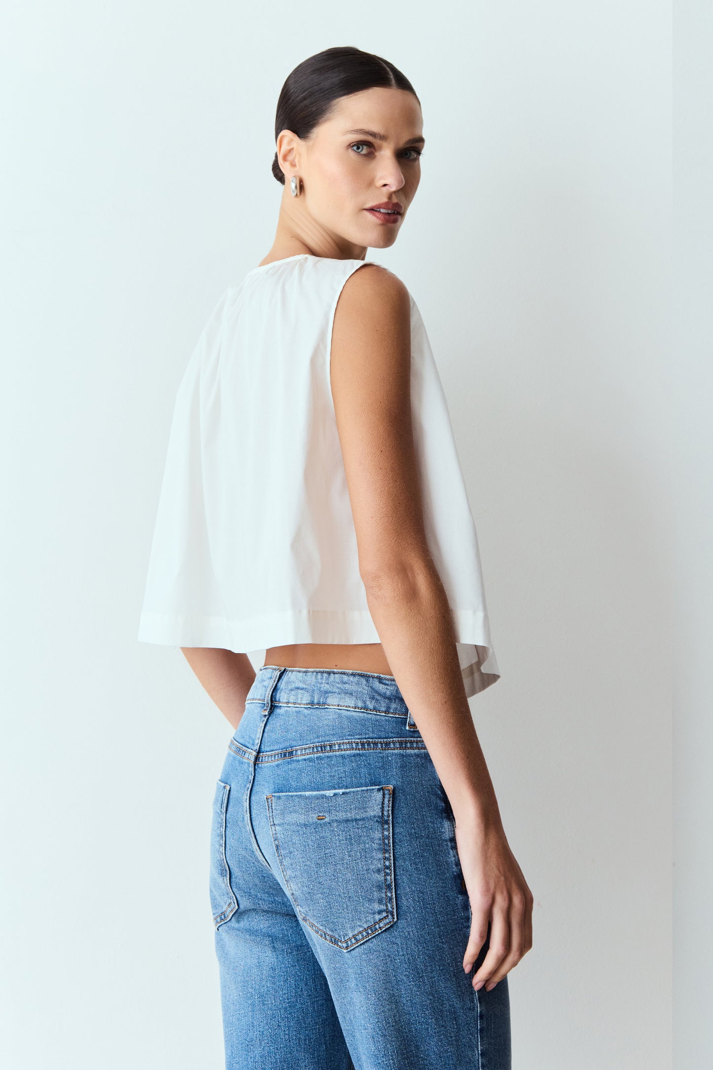 BLUSA SEM MANGA AMPLA FRANZIDOS DECOTE E BOTOES FRONTAL OFF WHITE