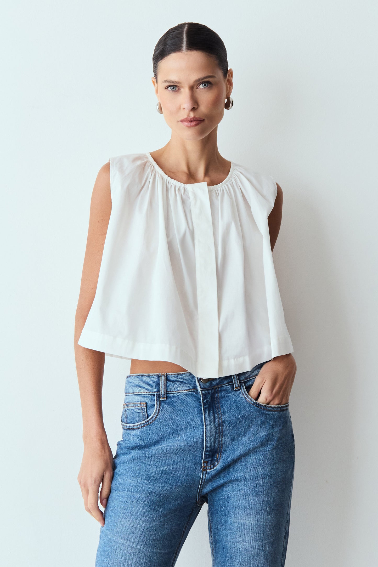 BLUSA SEM MANGA AMPLA FRANZIDOS DECOTE E BOTOES FRONTAL OFF WHITE