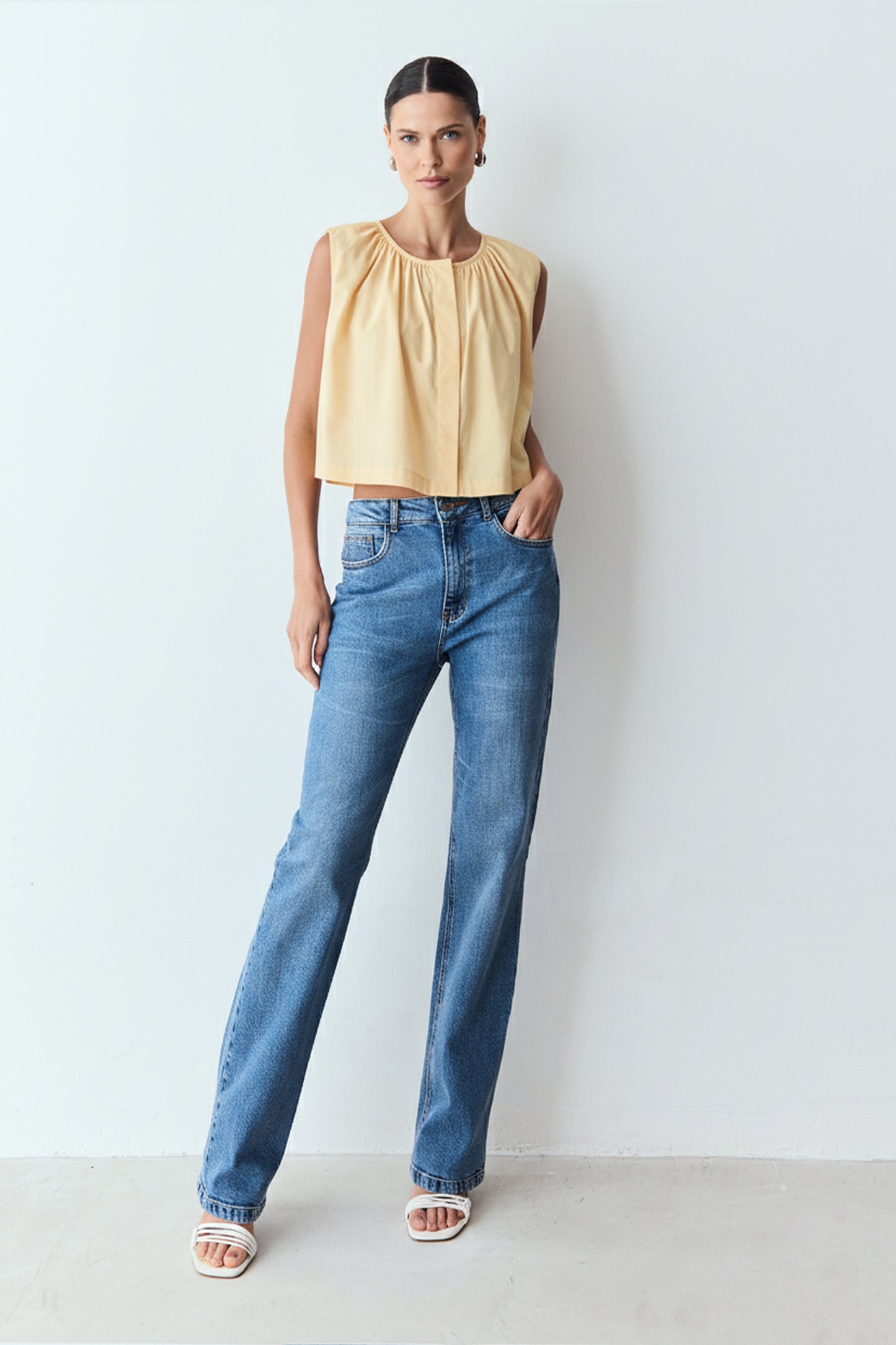 BLUSA SEM MANGA AMPLA FRANZIDOS DECOTE E BOTOES FRONTAL AMARELO MANTEIGA