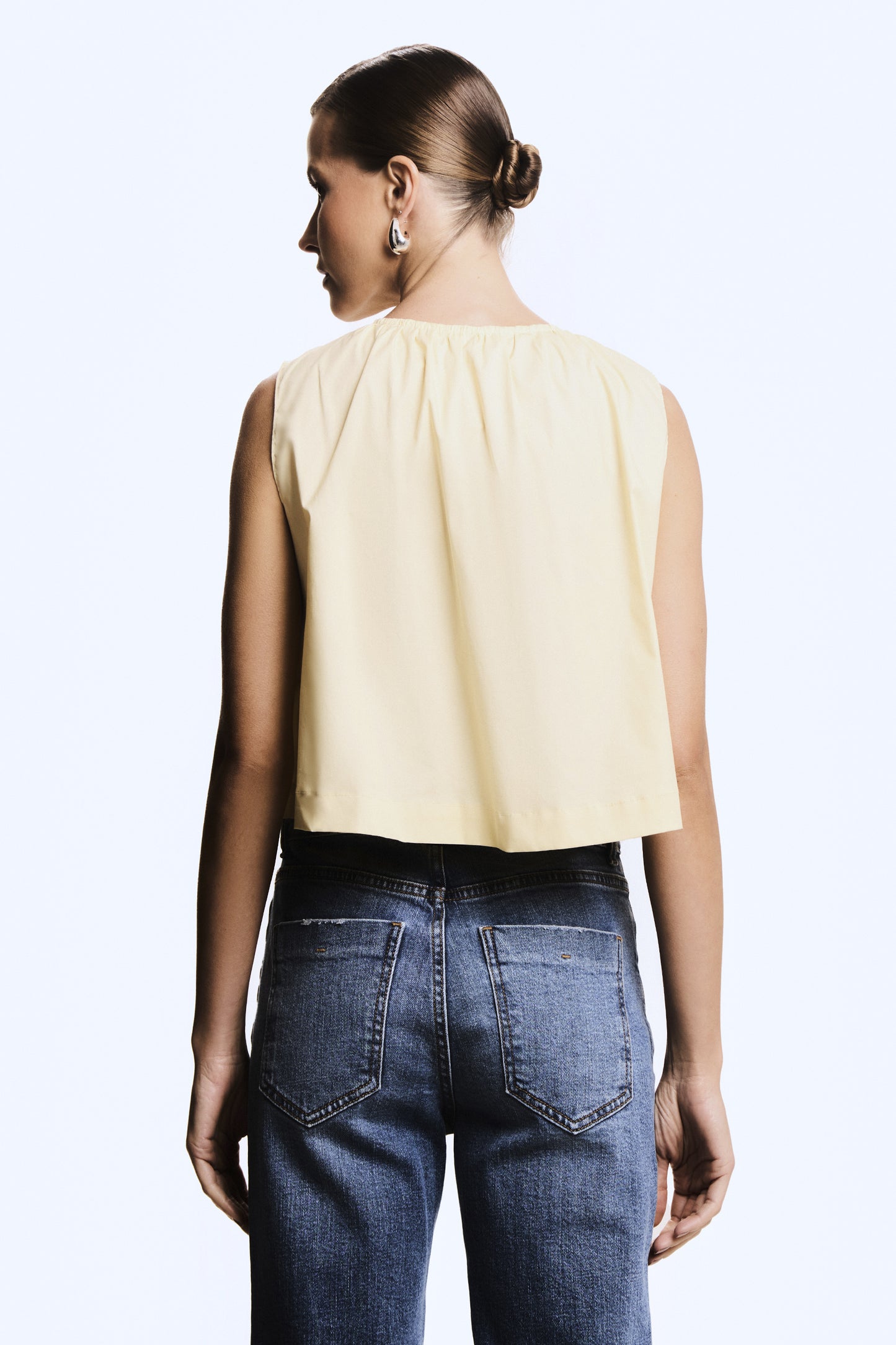 BLUSA SEM MANGA AMPLA FRANZIDOS DECOTE E BOTOES FRONTAL AMARELO MANTEIGA