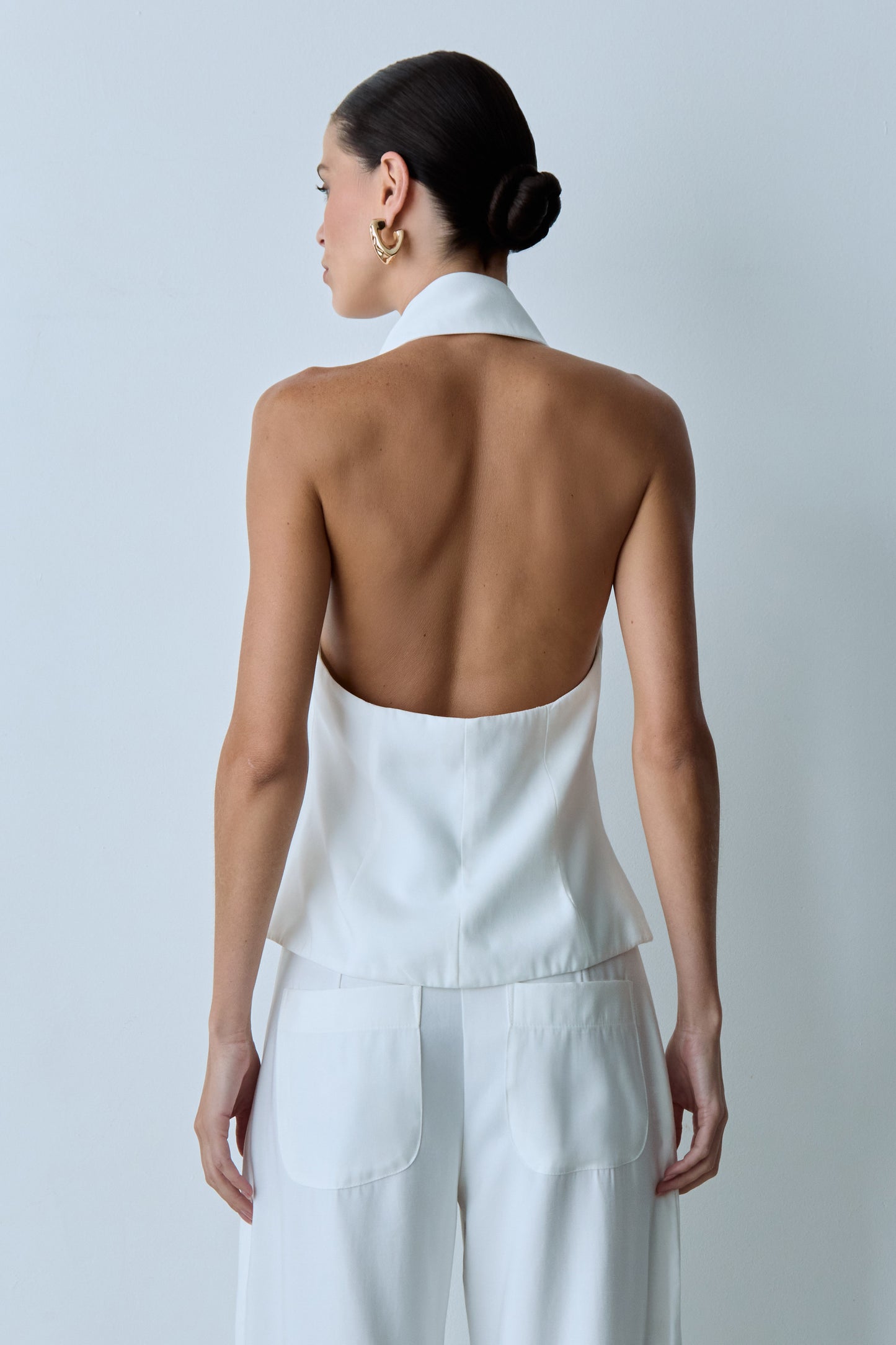 BLUSA FRENTE UNICA COLETE COM GOLA LAPELA OFF WHITE