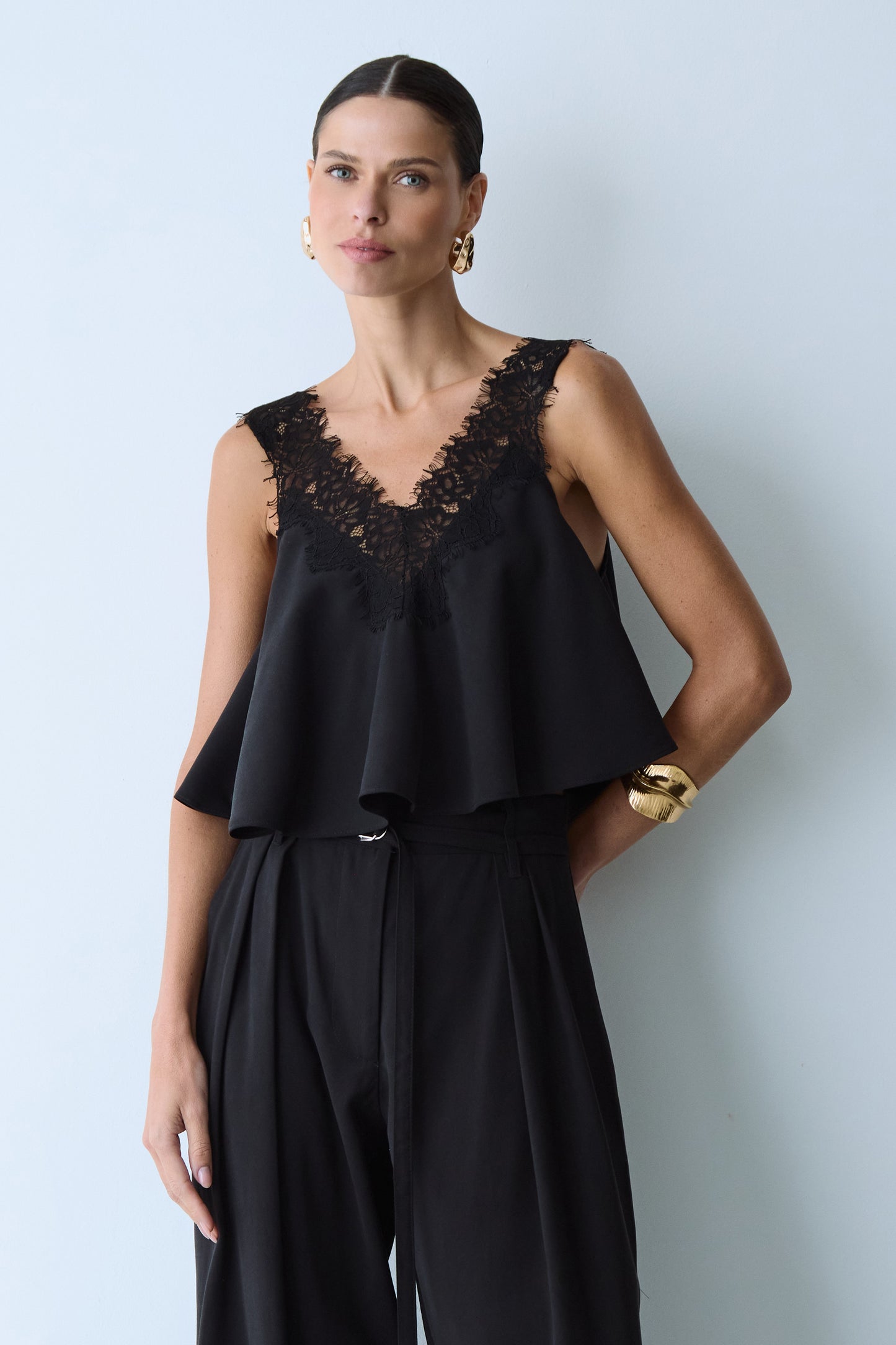 BLUSA DE ALCA COM DECOTE E ALCA EM RENDA COM FLUIDEZ PRETO
