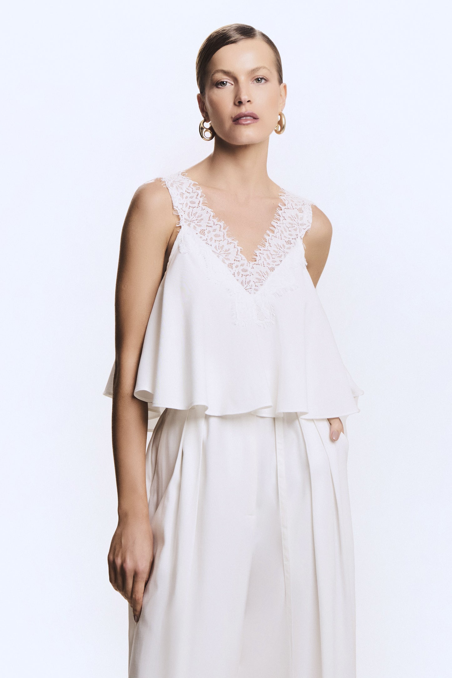 BLUSA DE ALCA COM DECOTE E ALCA EM RENDA COM FLUIDEZ OFF WHITE