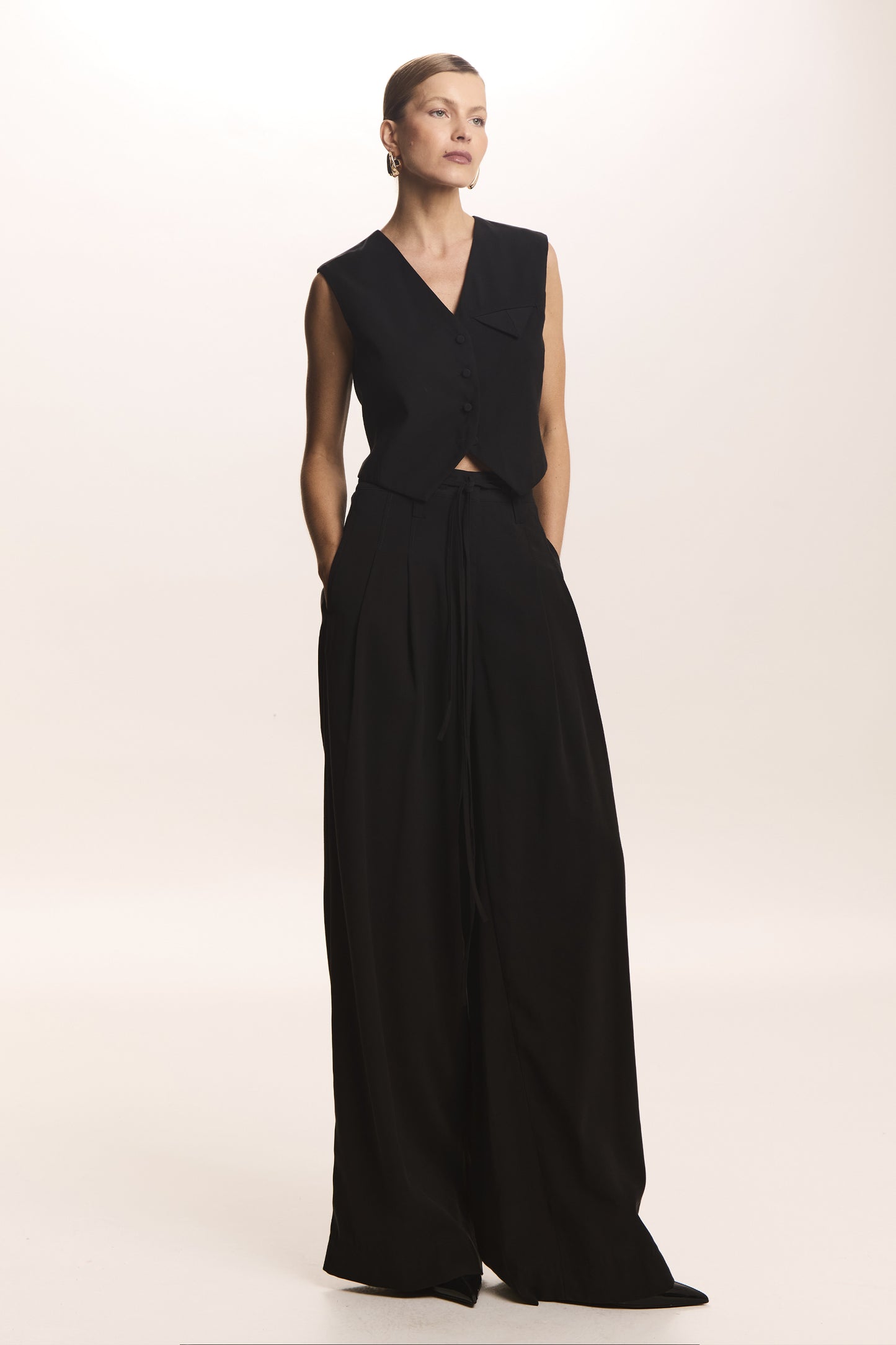 BLUSA SEM MANGA BARRA ASSIMETRICA FIVELA COSTAS PRETO