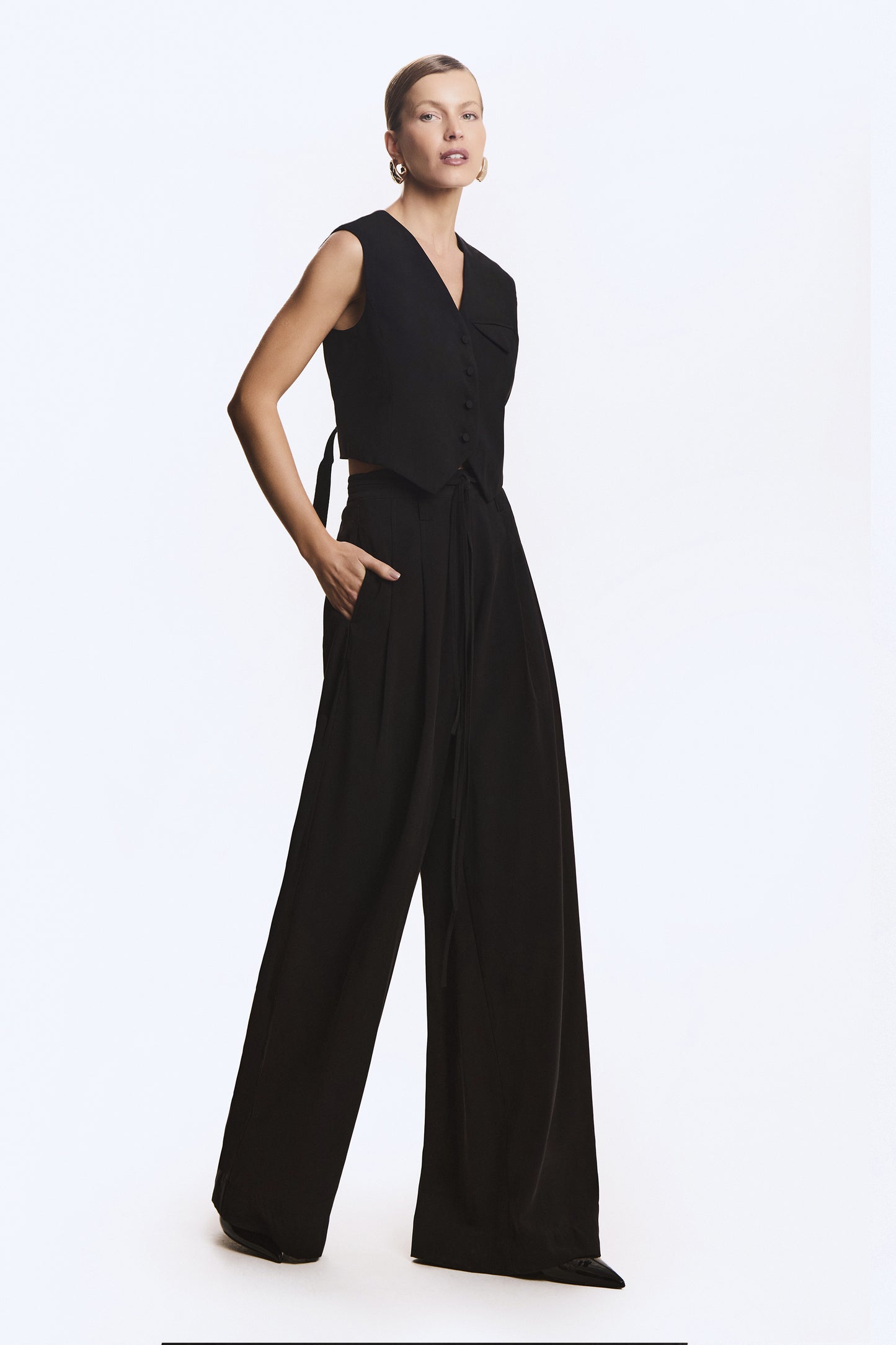 BLUSA SEM MANGA BARRA ASSIMETRICA FIVELA COSTAS PRETO