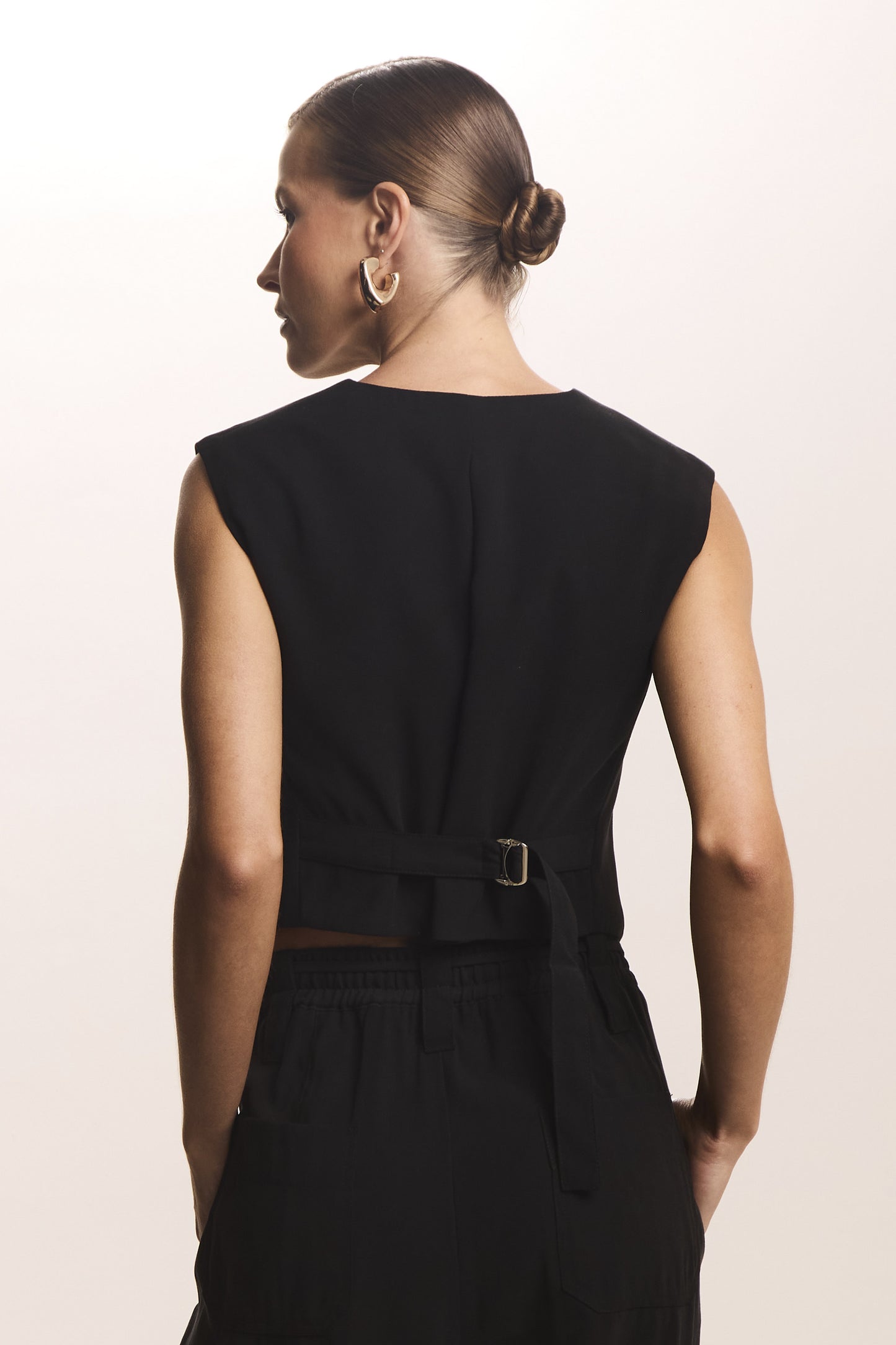 BLUSA SEM MANGA BARRA ASSIMETRICA FIVELA COSTAS PRETO