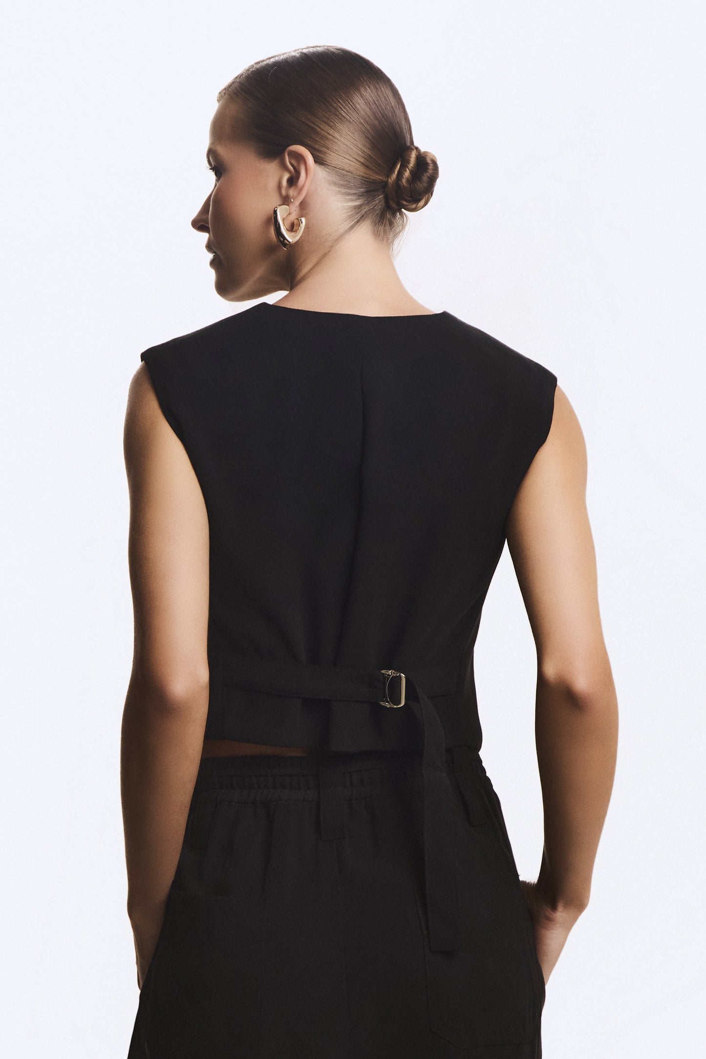 BLUSA SEM MANGA BARRA ASSIMETRICA FIVELA COSTAS PRETO