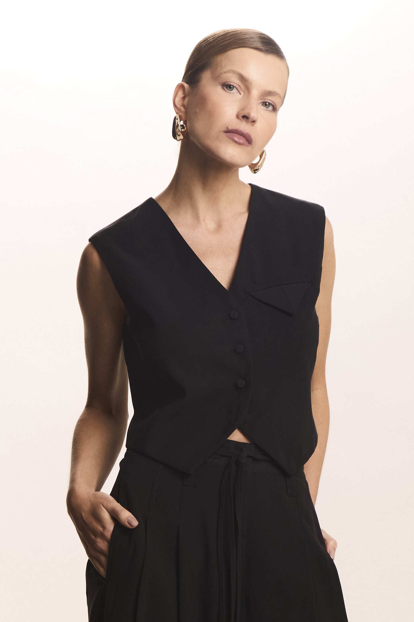 BLUSA SEM MANGA BARRA ASSIMETRICA FIVELA COSTAS PRETO